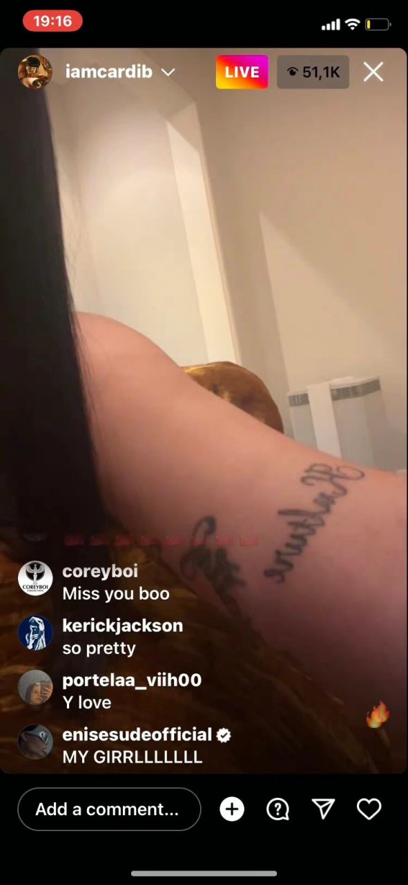 cardi b在直播中展示了自己的面部新纹身,她还在手臂上纹了自己女儿