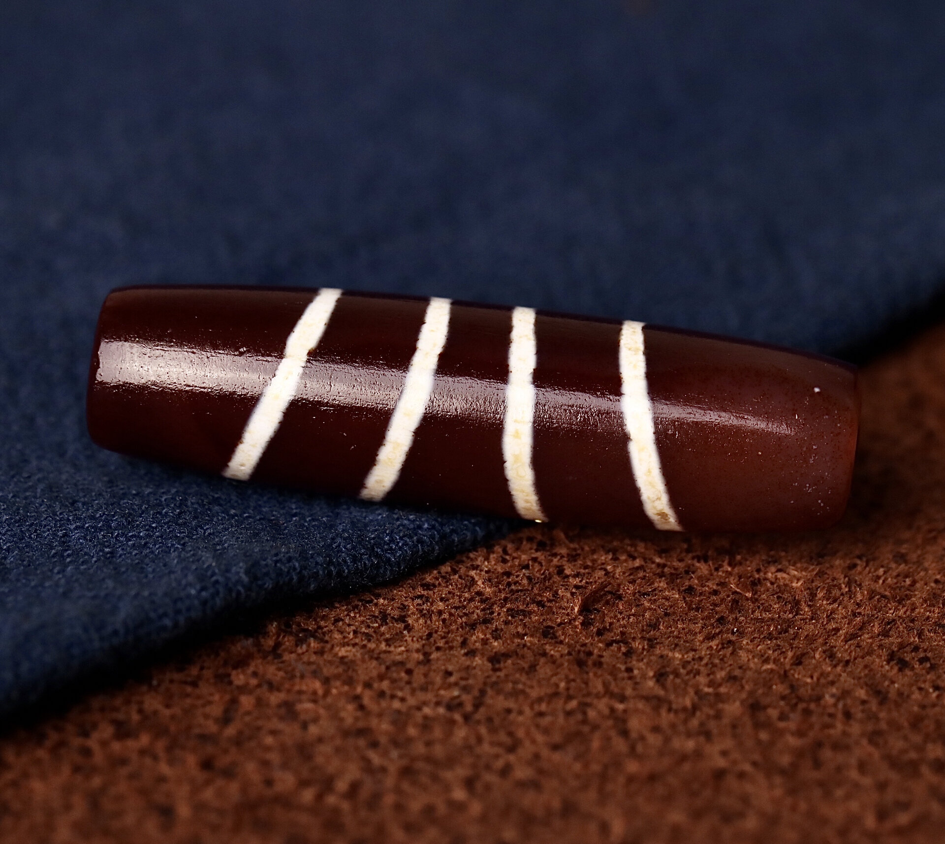 红玉髓天珠 至纯朱砂 教科书级别的红玉髓 而且它镶蚀的线古朴而有