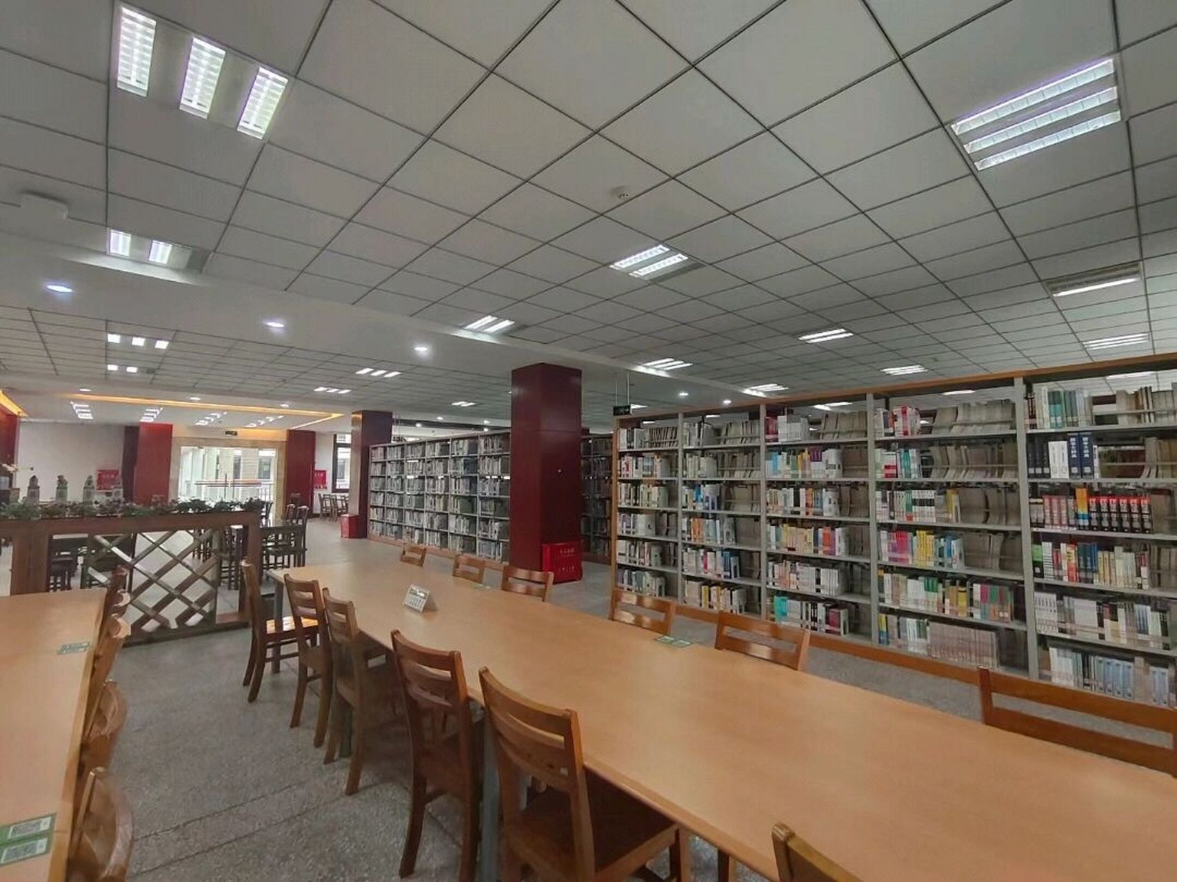 成都文理学院图书馆图片