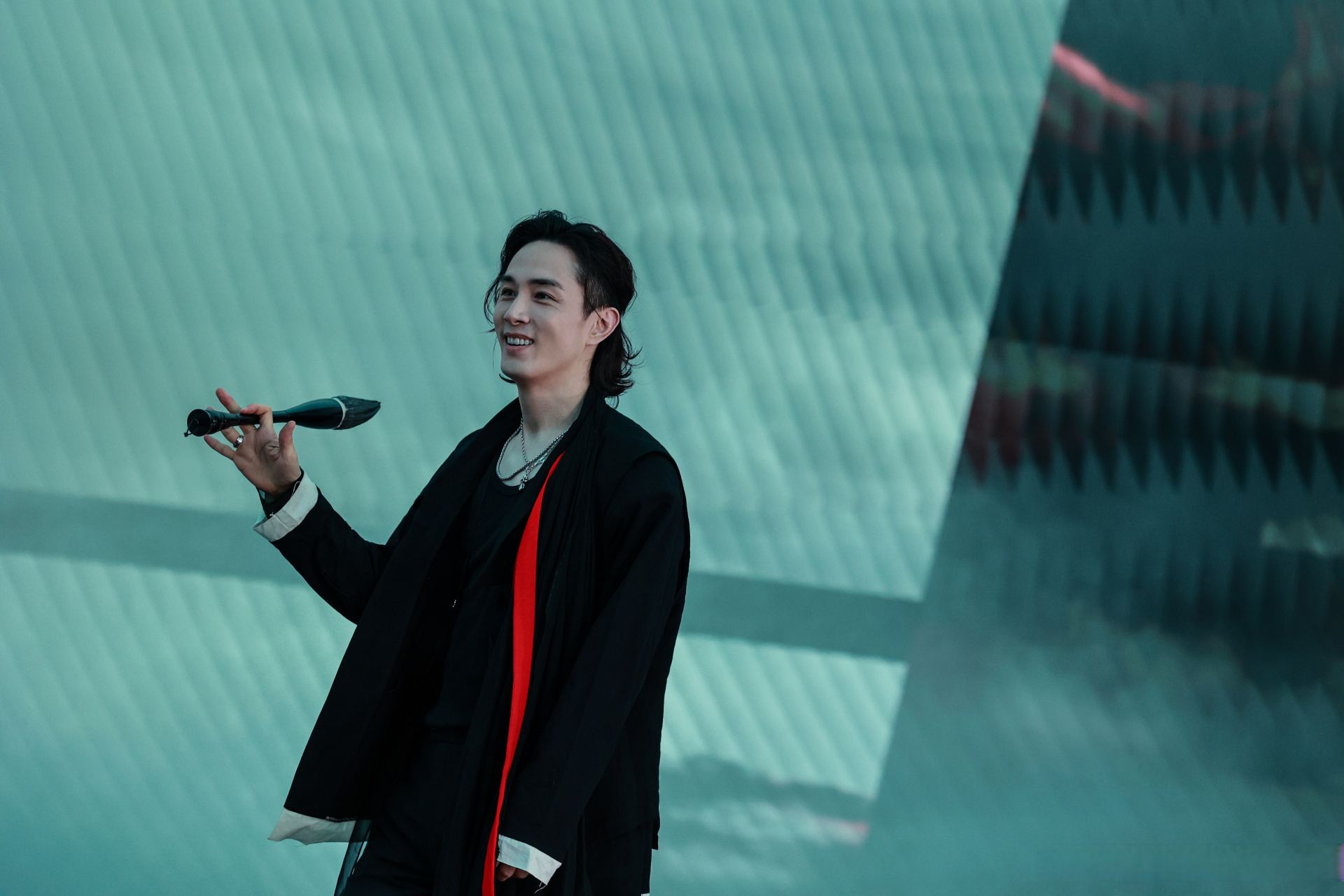 李承铉《这就是街舞》舞台照一袭黑色古装宛若竹林剑客,国风与嘻哈的