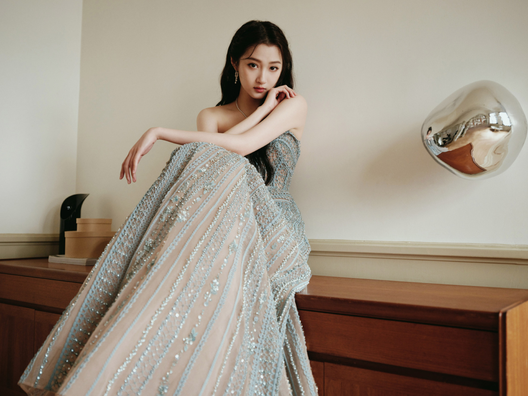 关晓彤高定水蓝色钉珠仙女裙