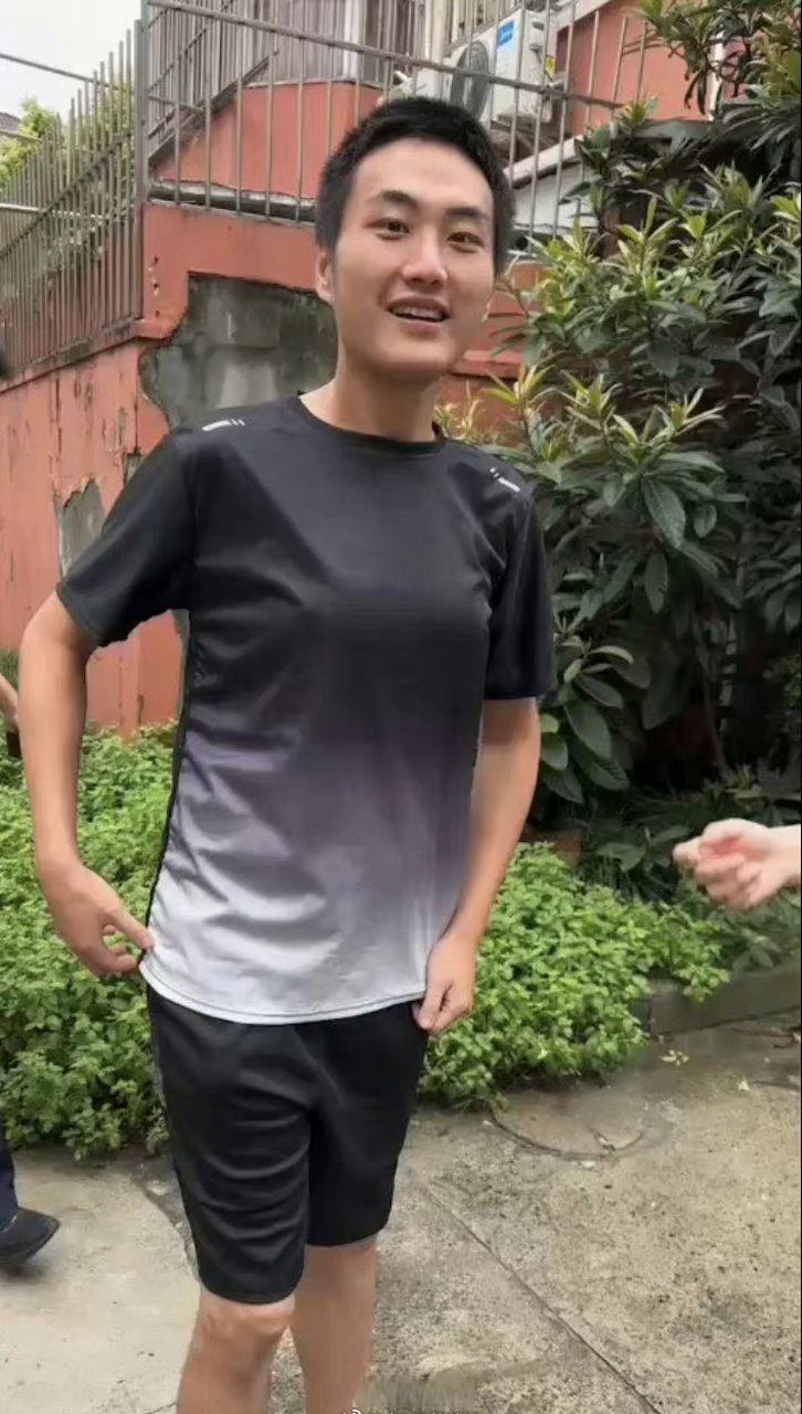 山泥若#进去躲过三年疫情,爆瘦到140斤,囤的十几把龙狙全部暴涨,忱创