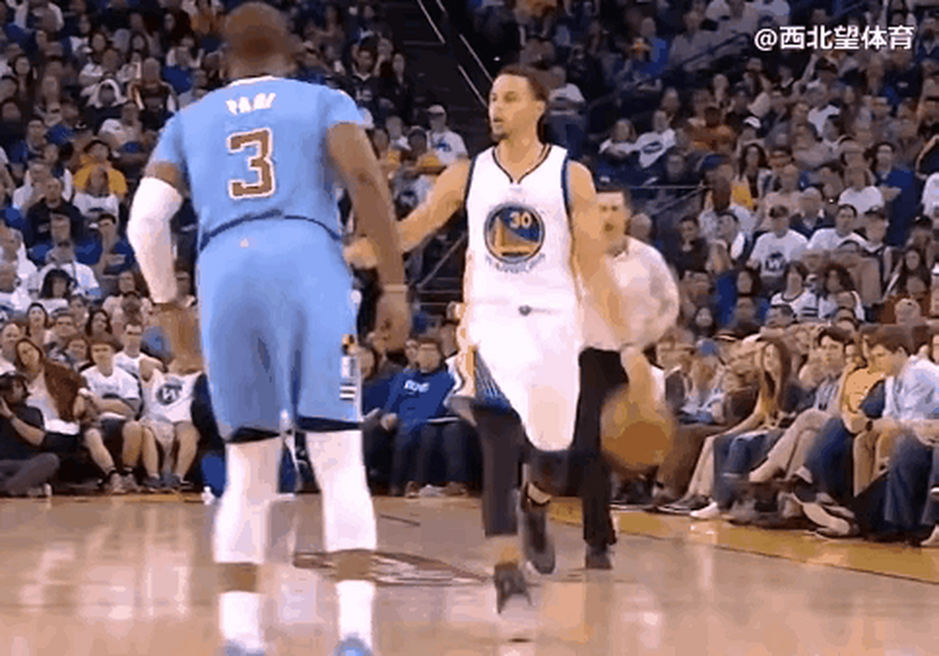 库里"拜佛"晃开保罗,"东张西望"的眼神太能骗人了