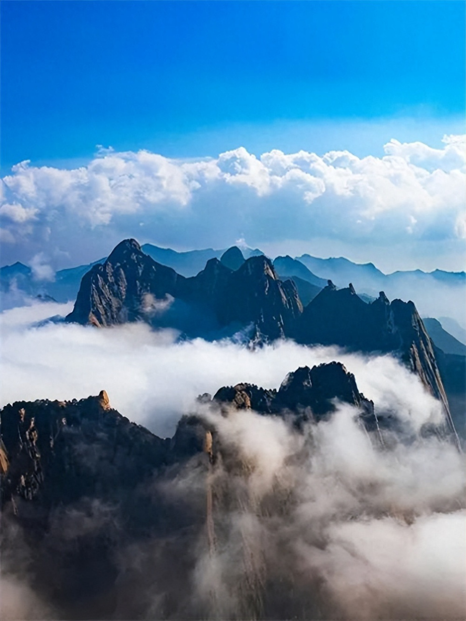 华山雨季开启仙境模式】——秋雨后的华山,云雾弥漫山间,绵延起伏的