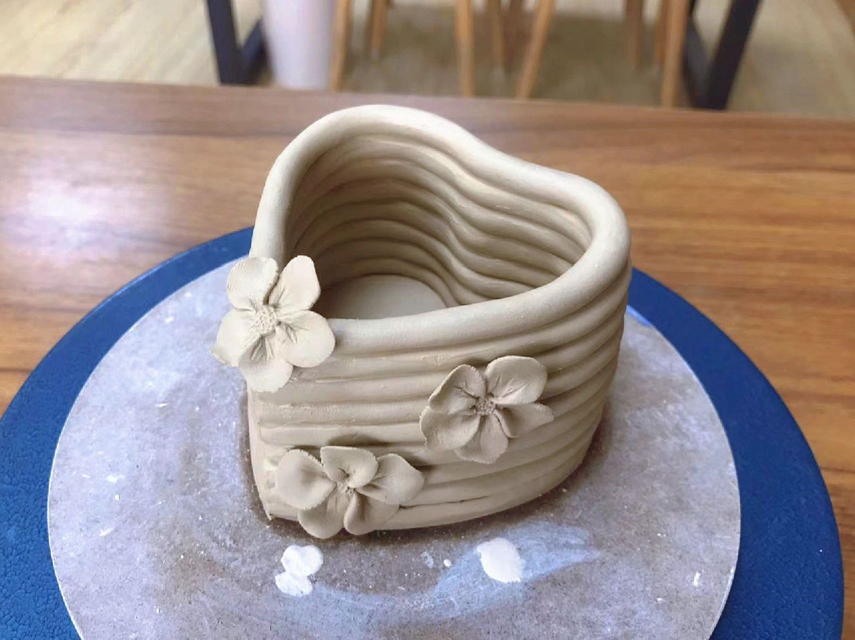 『手捏课程分享-泥条盘筑爱心香薰蜡烛杯』 这是一节以泥条盘筑法成型