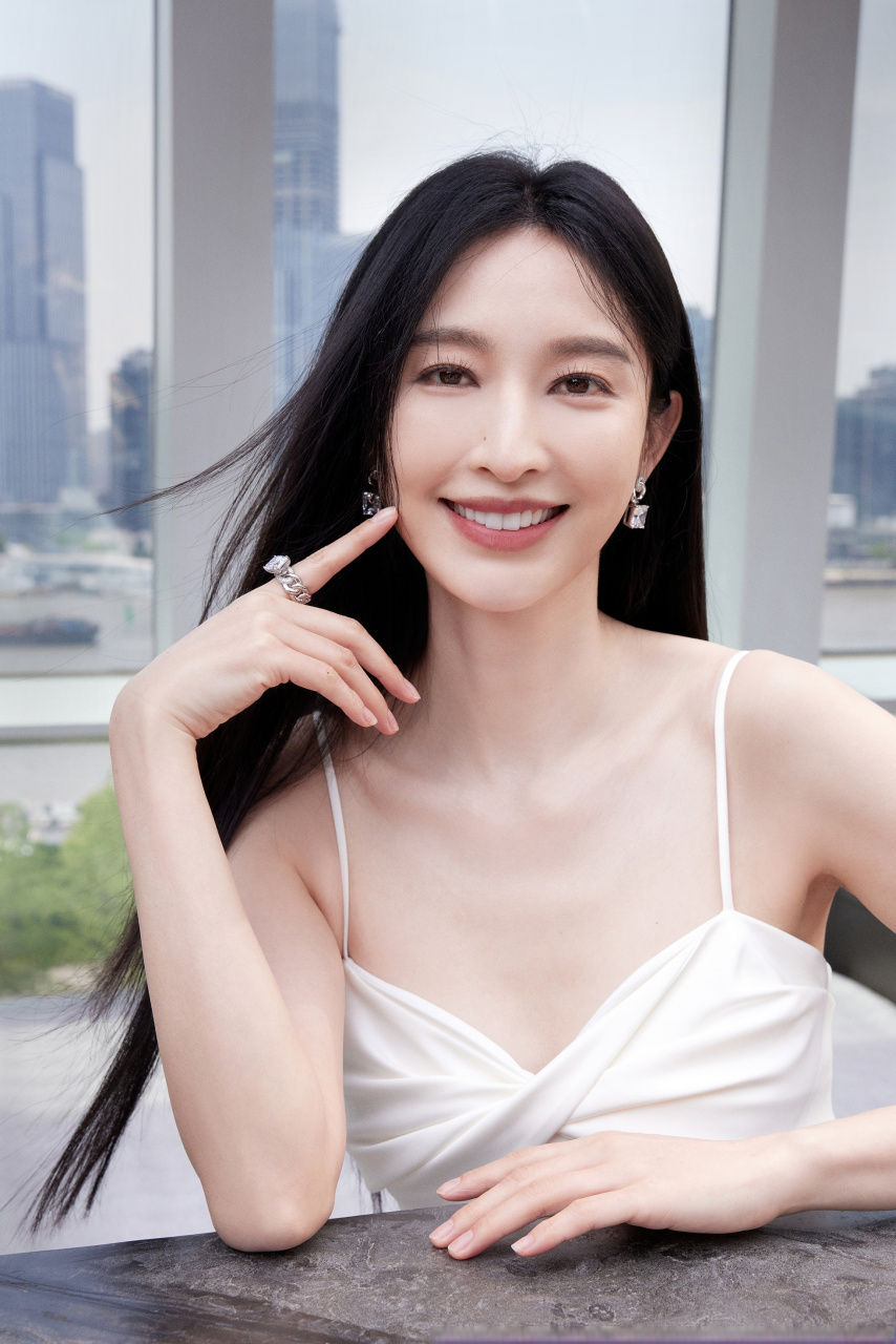 张俪白色吊带裙图集,倩影翩然动人心