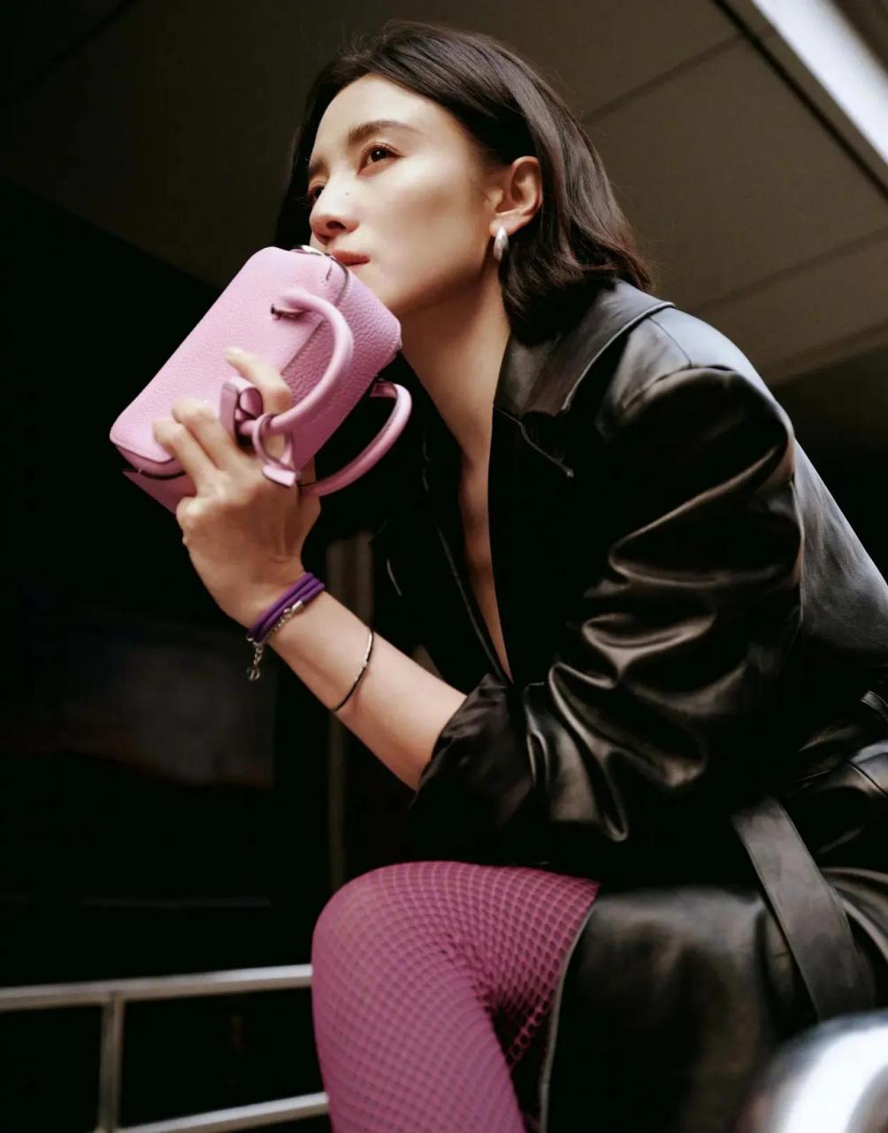 宋佳就是行走的衣架,衣品超级好!皮衣与气质非常搭