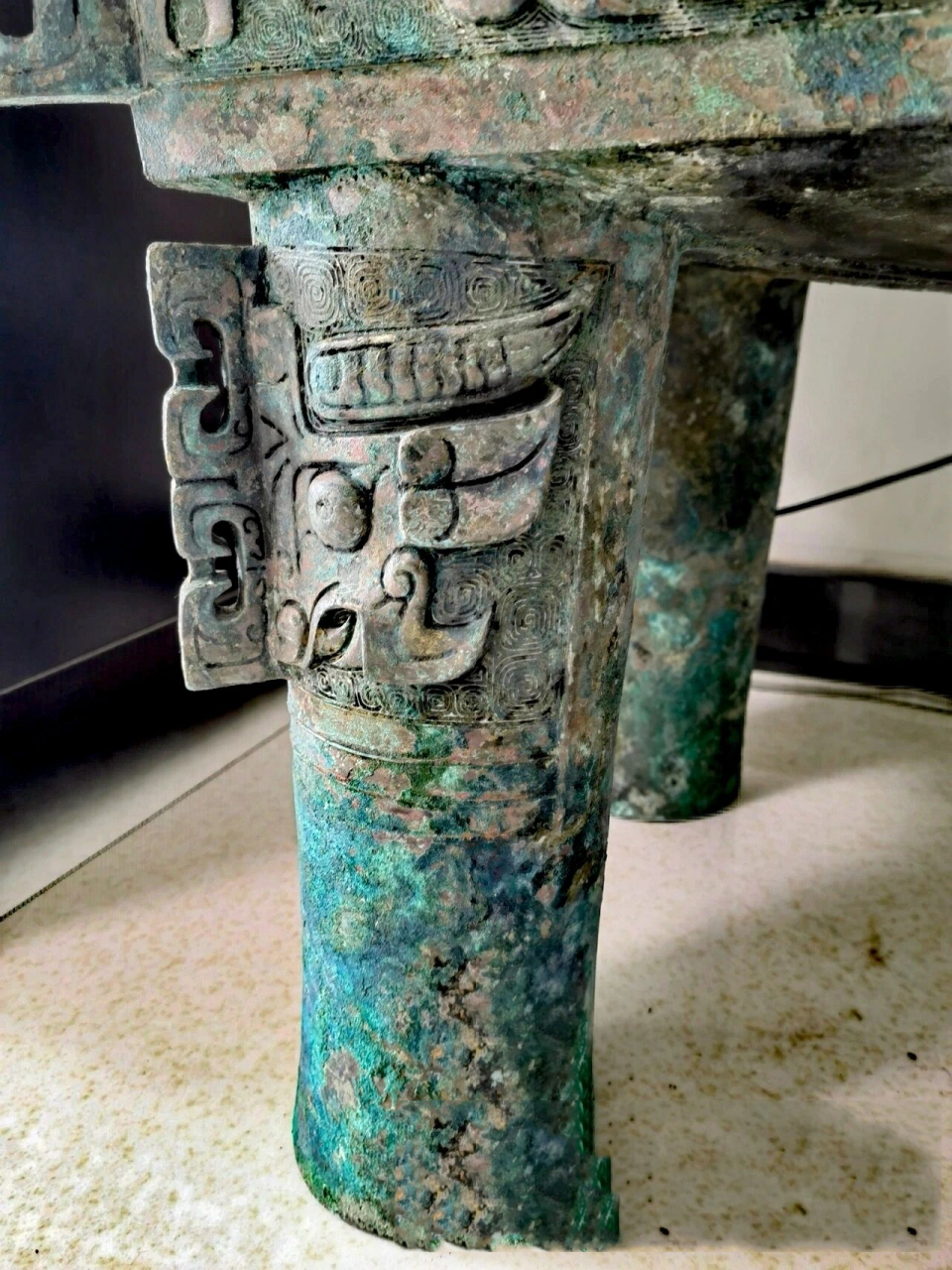 怎么样鉴定青铜器 远观形,近看纹,锈色地子是关键.如何关键?