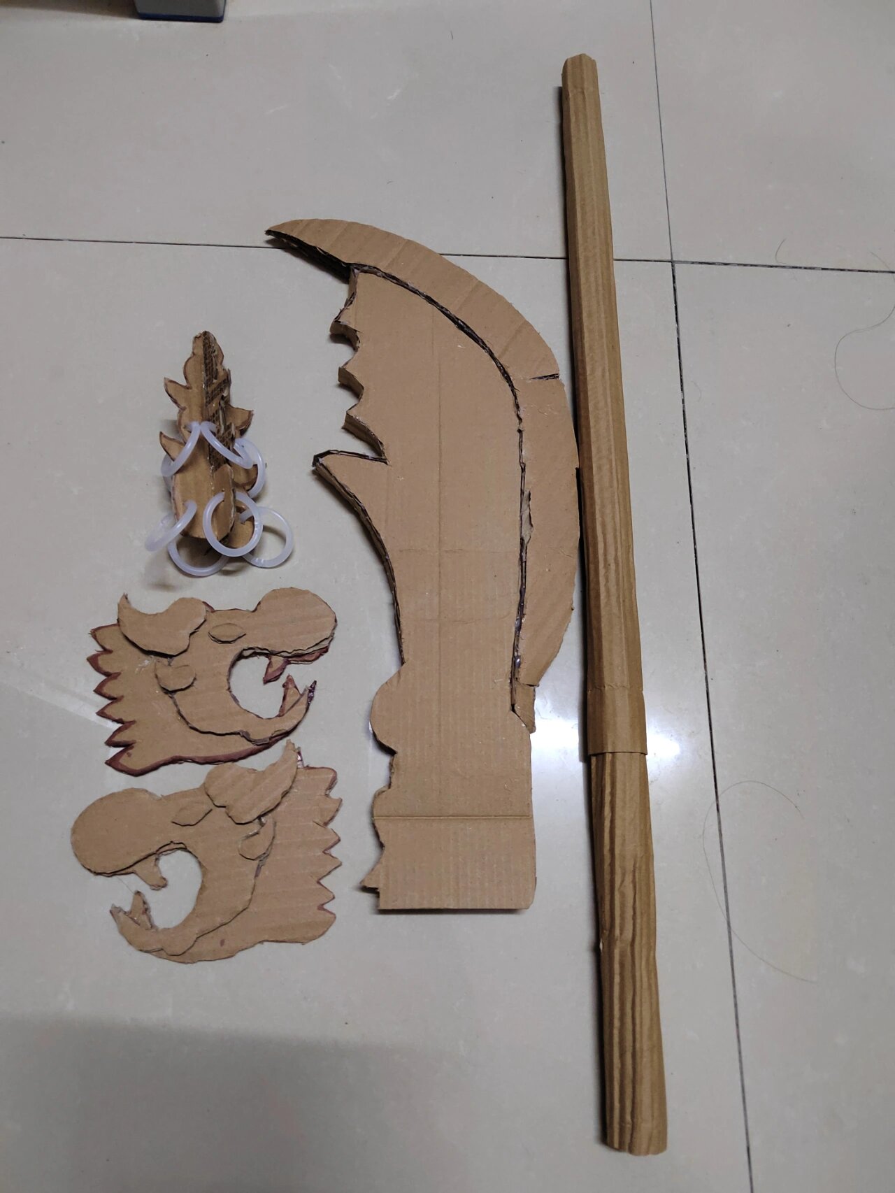 青龙偃月刀 材料:旧纸板  热熔胶 扫把杆 活页圈 丙烯颜料 过程: 1,画