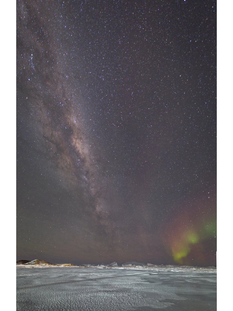 携满天星辰以赠你 | 南极星空,银河 照片是我在极夜刚过的8月份拍的.