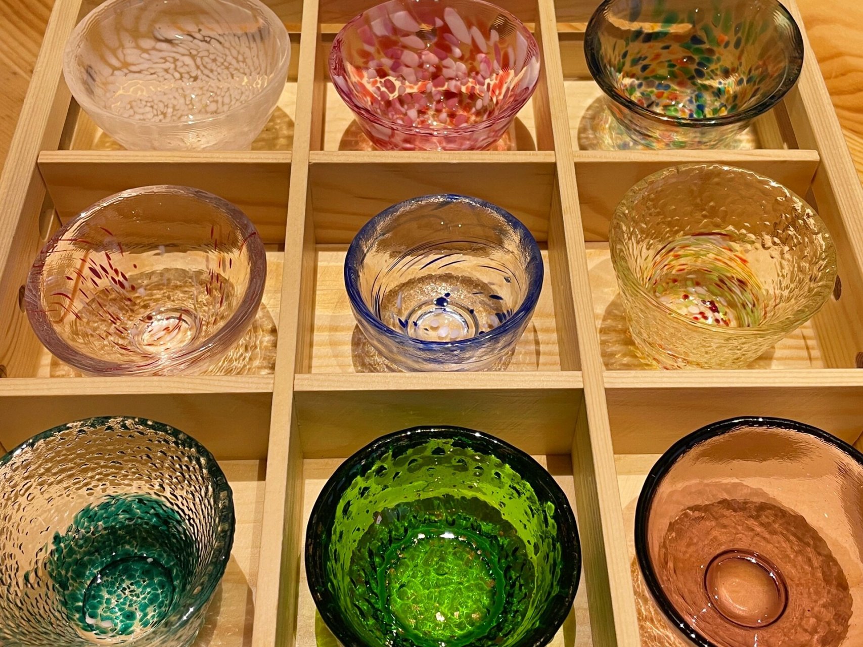 桃山清酒杯采用的是津轻四季风物彩色玻璃杯 	 16津轻的工艺品都是