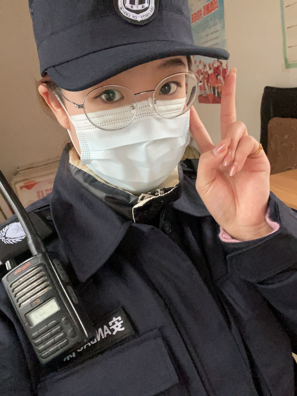 女保安的日常 当保安真是太幸福了  一天就只负责开开门 就是不能玩