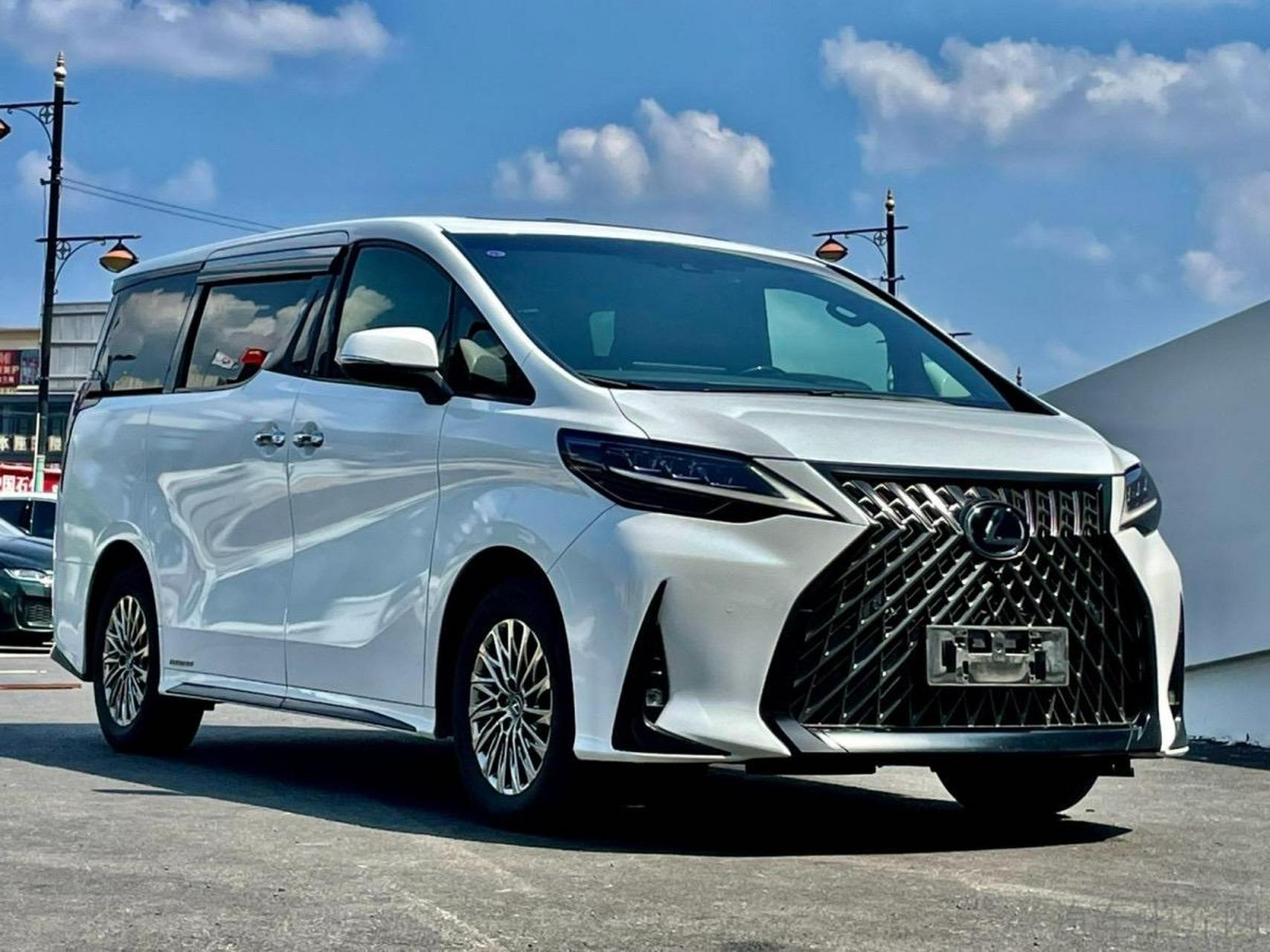 1万公里 燃料:汽油 车况说明:雷克萨斯lm300 四座,豪华商务座驾的