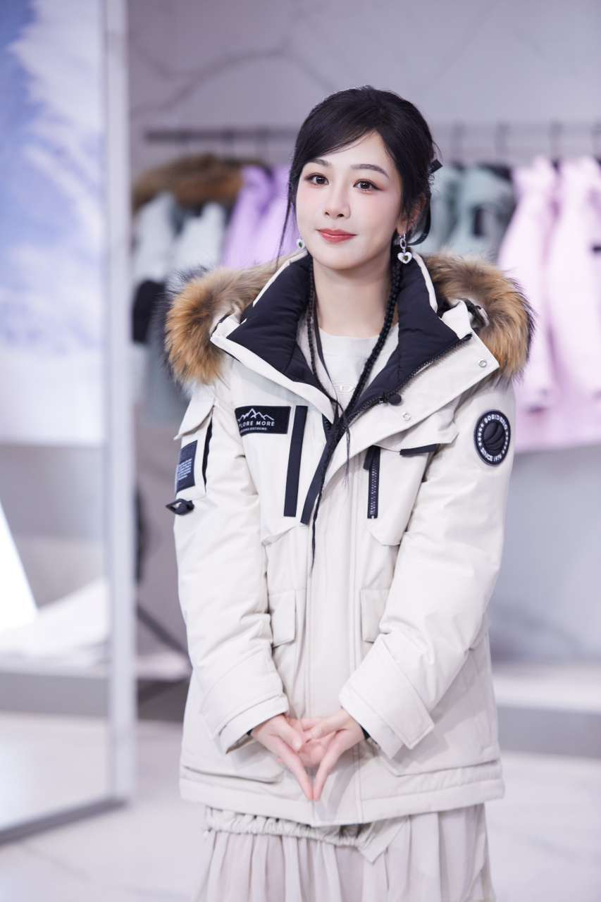 杨紫超话穿越历史隧道,跃入幻彩奇境,在深邃冰川中轻拥暖意,纵享极致