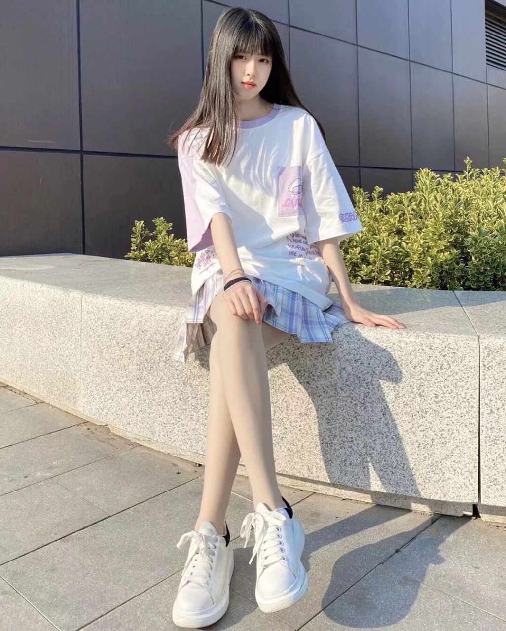 jk穿搭肉色丝袜小白鞋yyds alexander mcqueen 麦昆,白色宽大t恤,jk