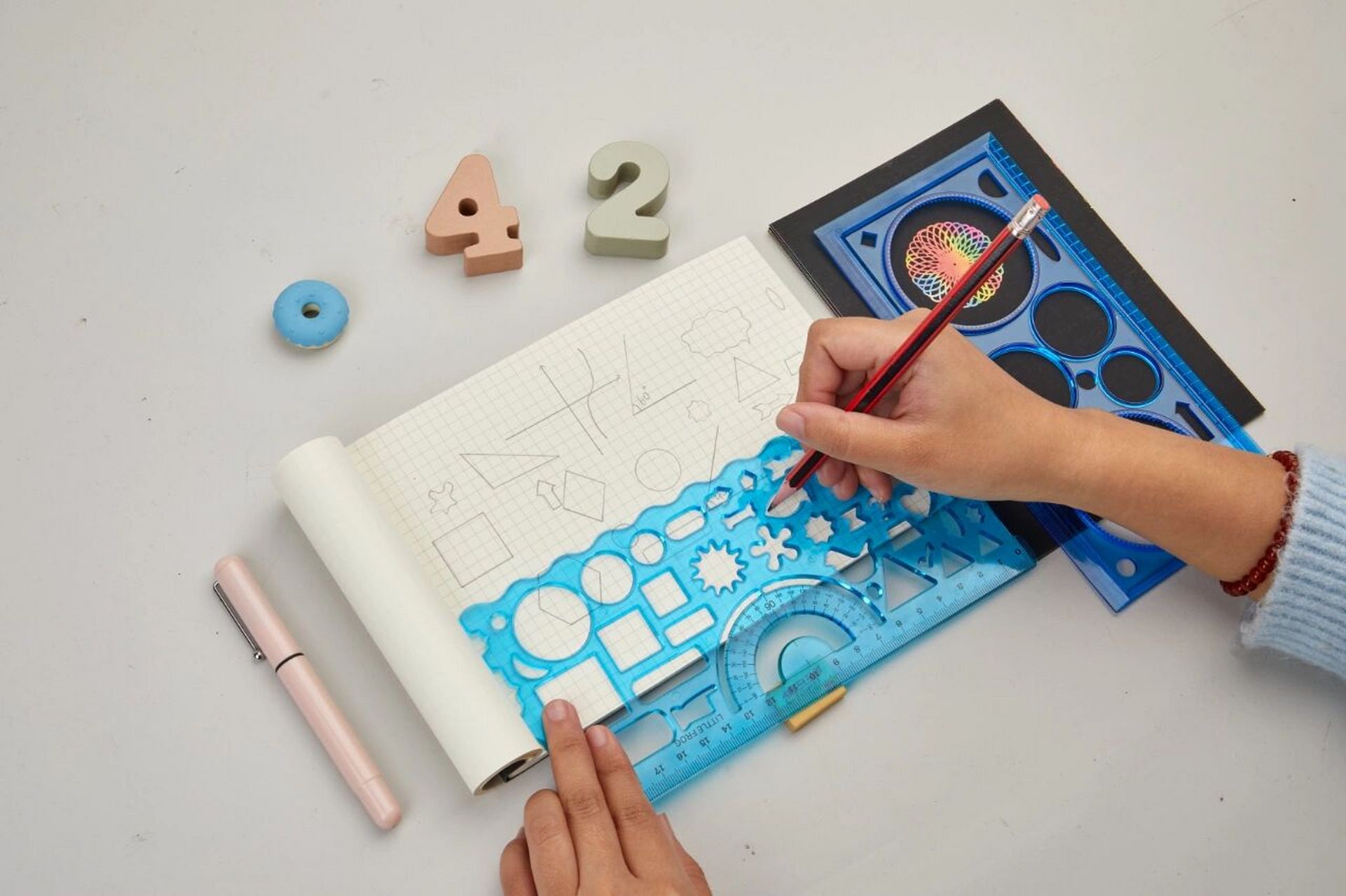 百变万花尺,画出百变有趣图案 一把尺子多种功能,量角器,立体图形