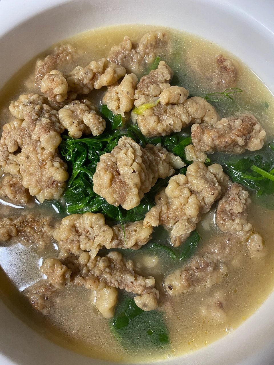 天气一冷就想喝点暖暖的酥肉汤 酥肉和豌豆尖一定是冬天喝汤的最佳cp