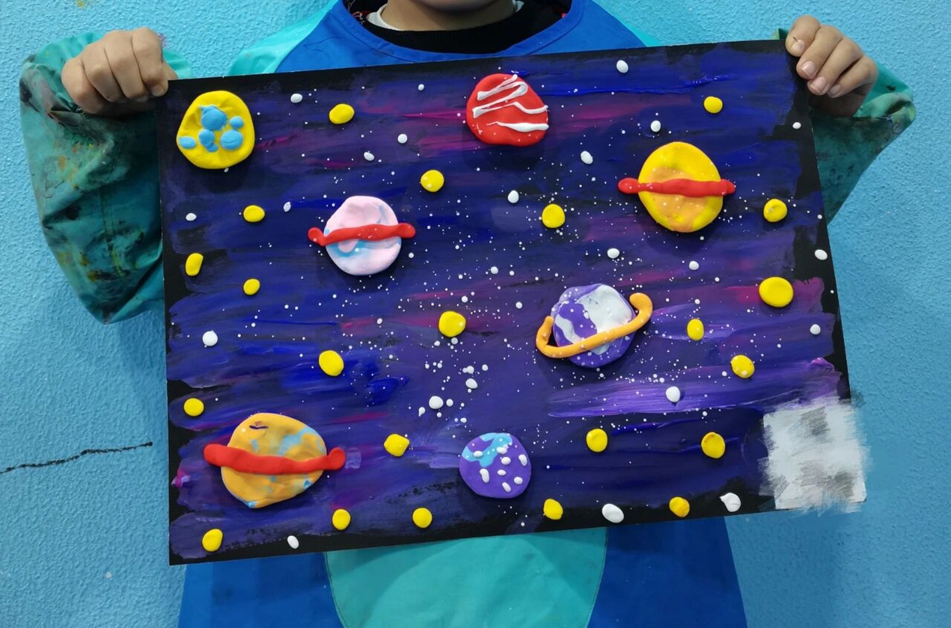 低幼儿趣味创意画《快乐星球》 在绘画中,小朋友们表现的星球大小不一