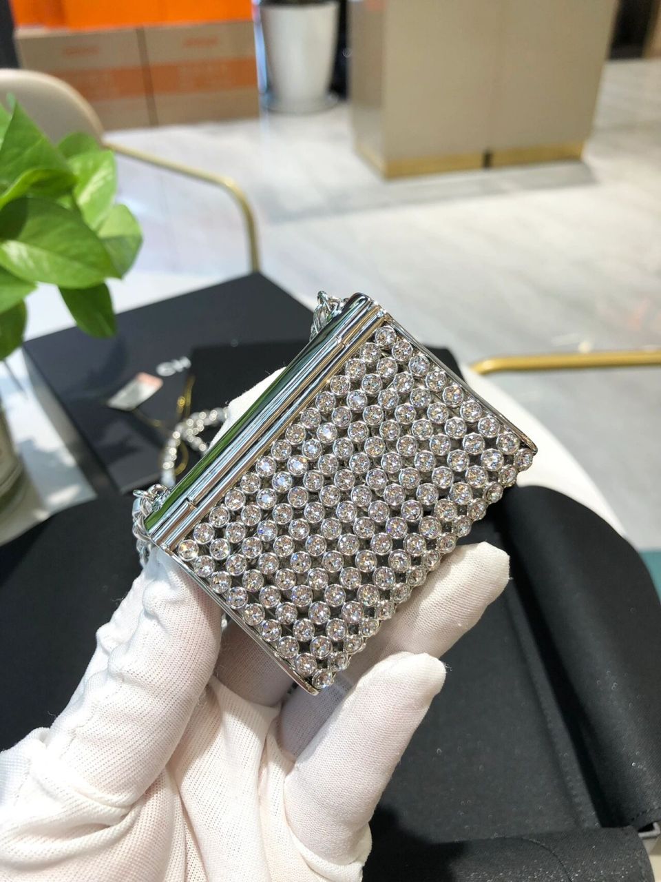 chanel 香奈儿金属镶钻耳机包 这里1w  可爱到爆的一款耳机盒,全网都