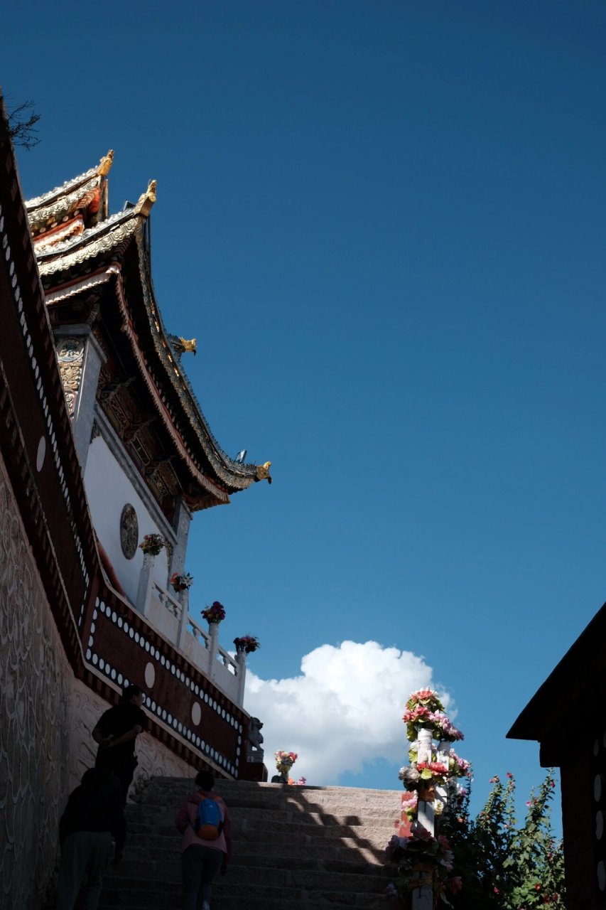 夏琼寺 宗喀巴大师在此剃度出家而闻名于世 夏琼寺位于海东市化隆县查