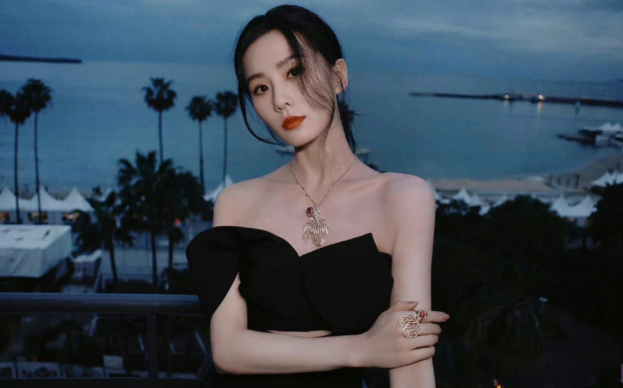 刘诗诗黑色抹胸裙简约大方,低马尾造型成熟利落,非常有气质的一套造型