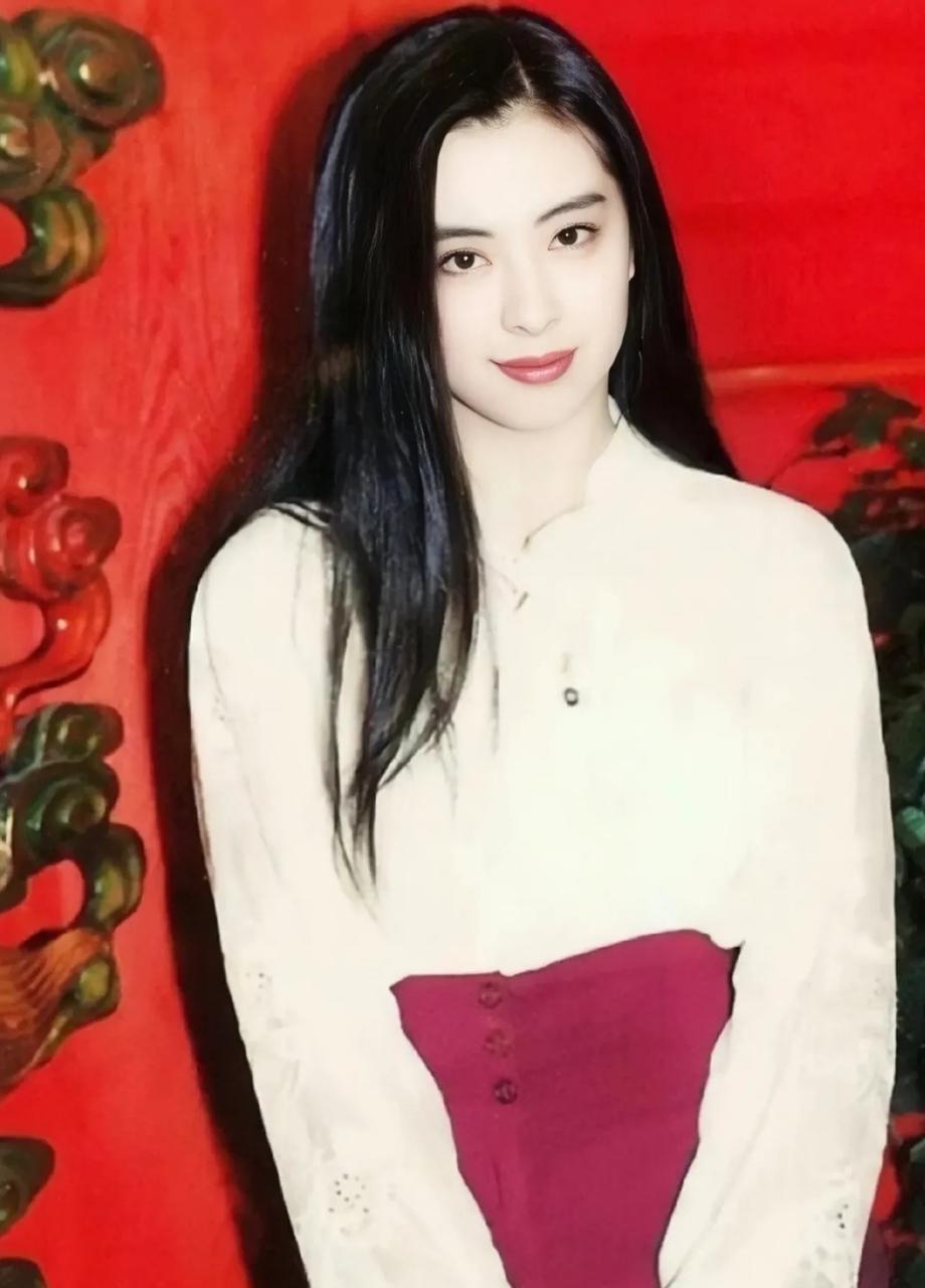 王祖贤和关之琳都是中国香港著名女演员,她们在80年代和90年代都是