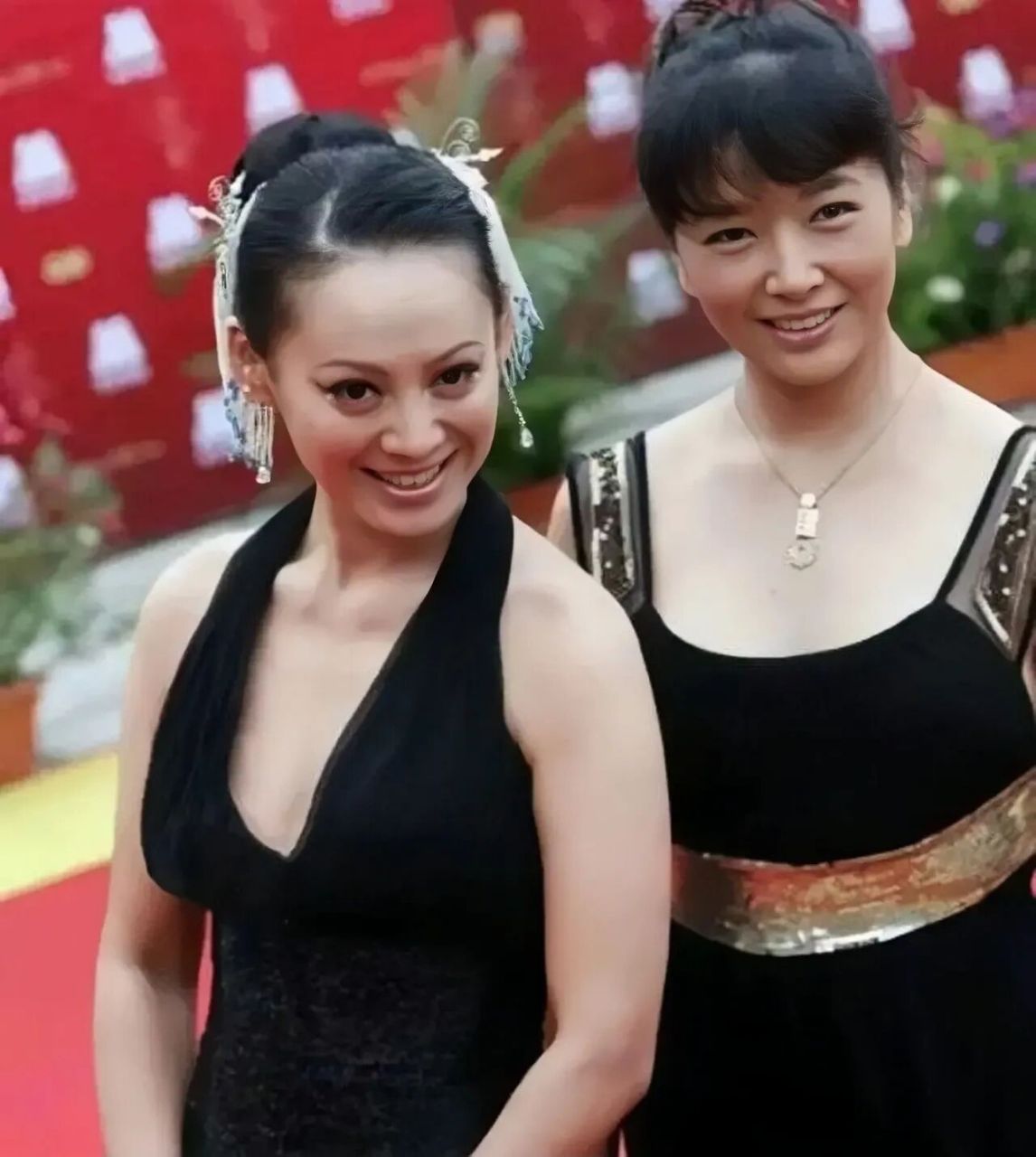 宁静和江珊参加一场活动时的合影,俩人年龄相差不大,年轻时都是让人