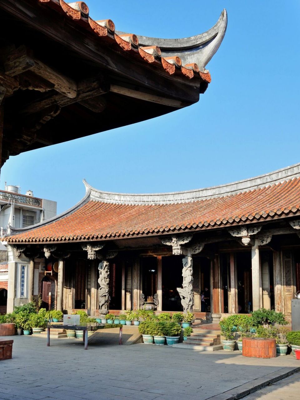 鹿港龙山寺,始建于17世纪明永历年间,并于1786年迁建于现址,历经数次