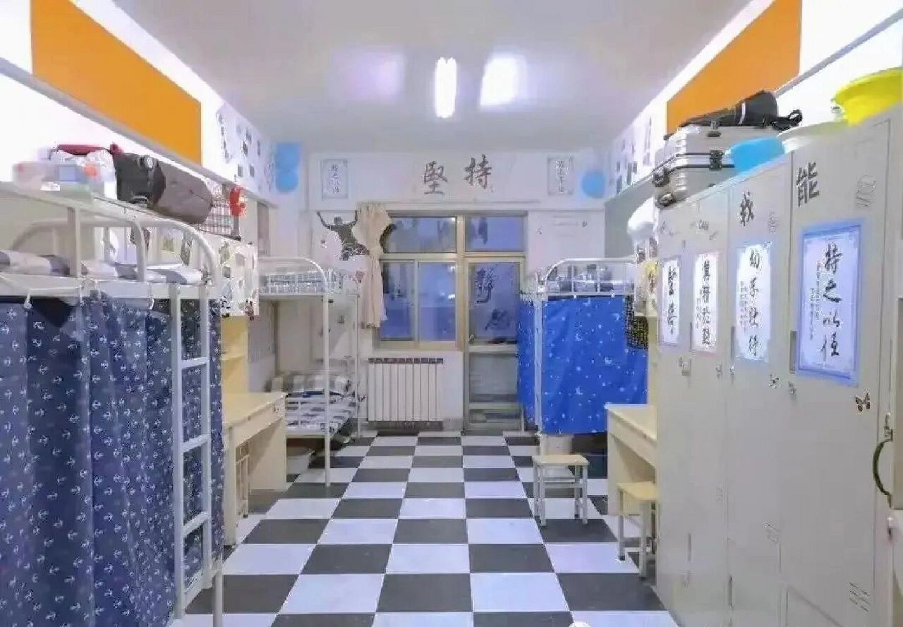 兰州财经大学宿舍 学校有4人间,6人间,8人间,上下床,每位同学都有一个