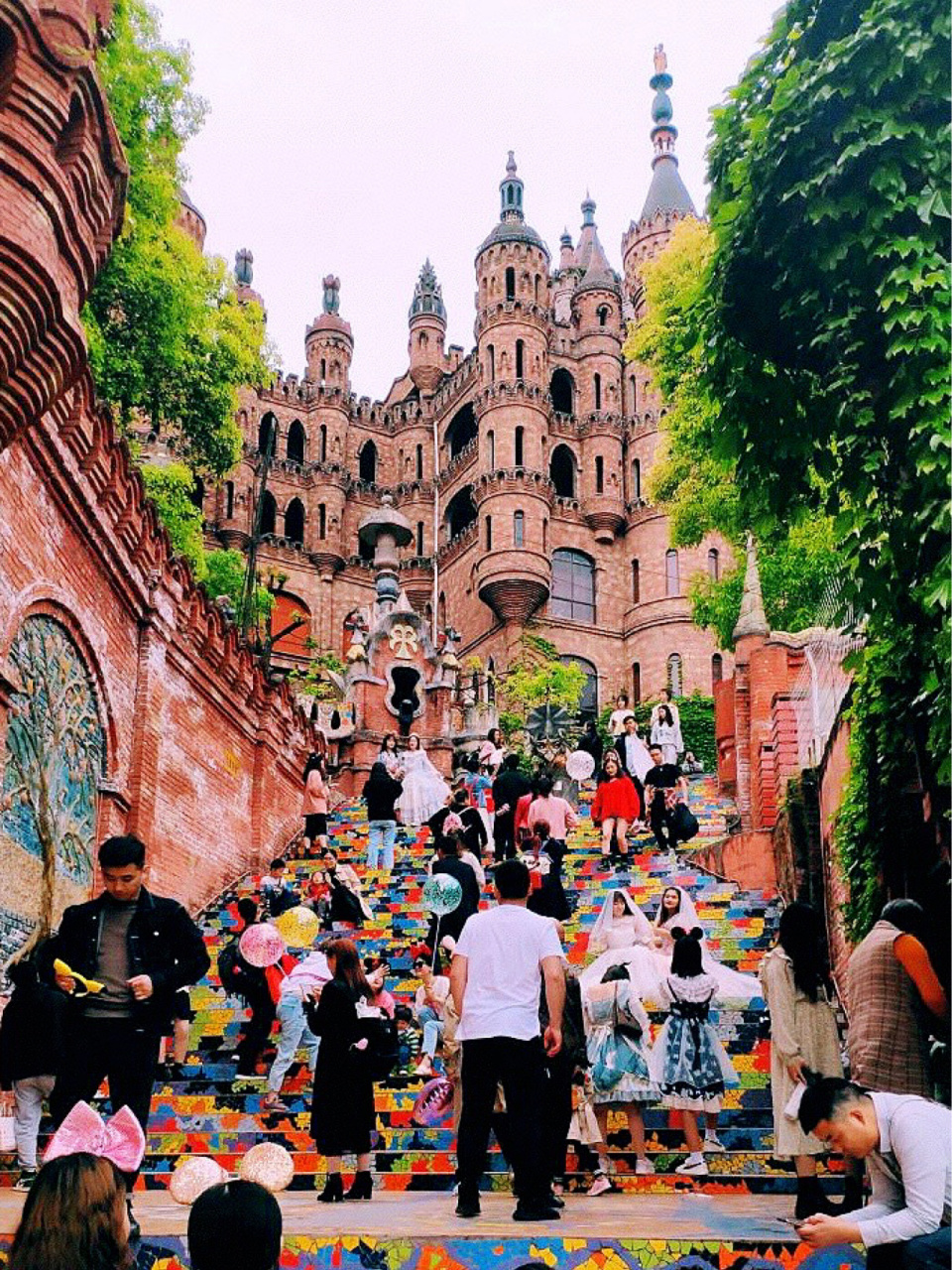 重庆华生园梦幻城堡98 城堡98很好看哦,期待了好久 大概是女孩子