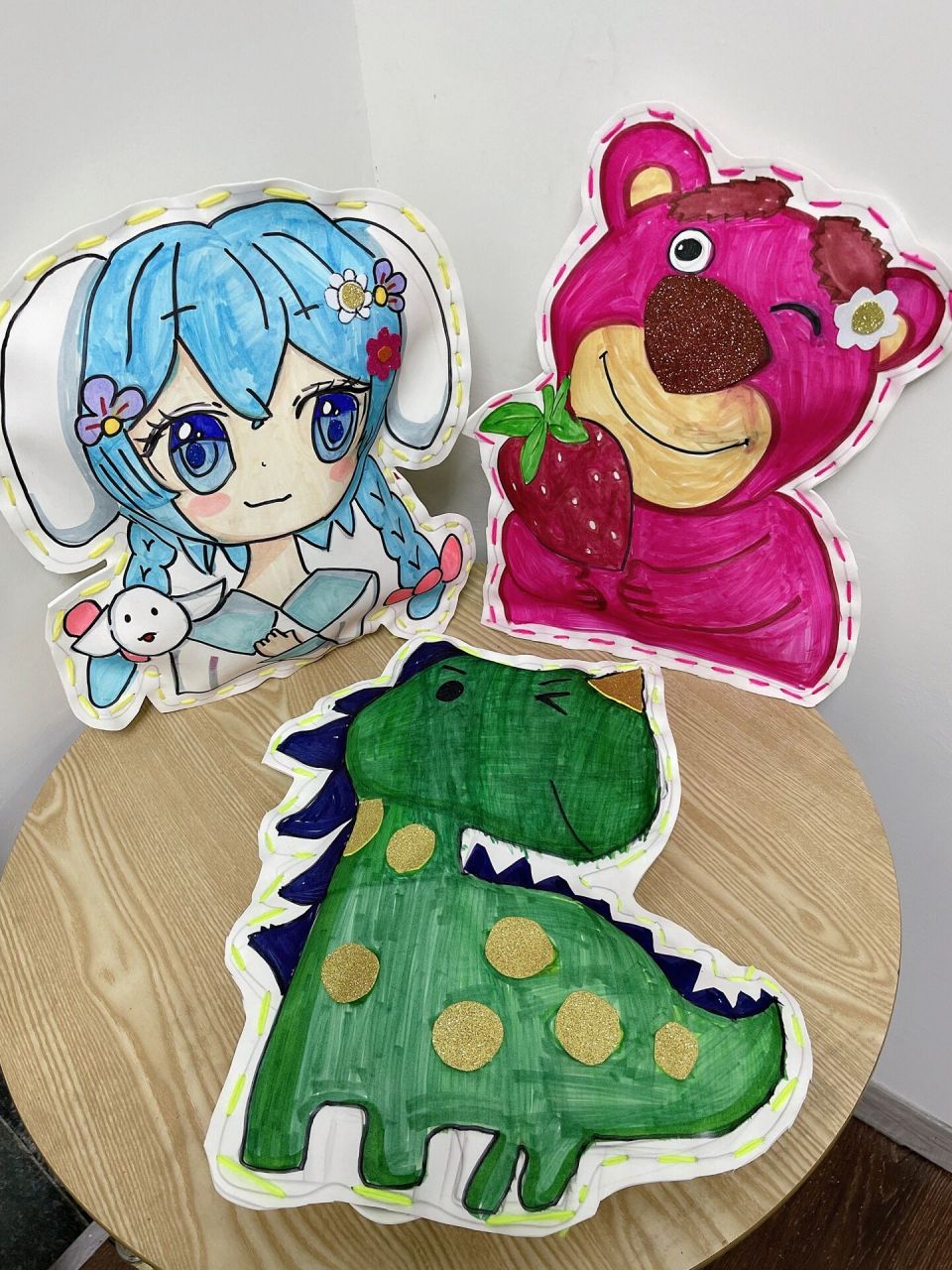 抱枕制作方法 1:材料准备 2毫米白色海绵纸50*90,闪片背胶海绵纸,马克