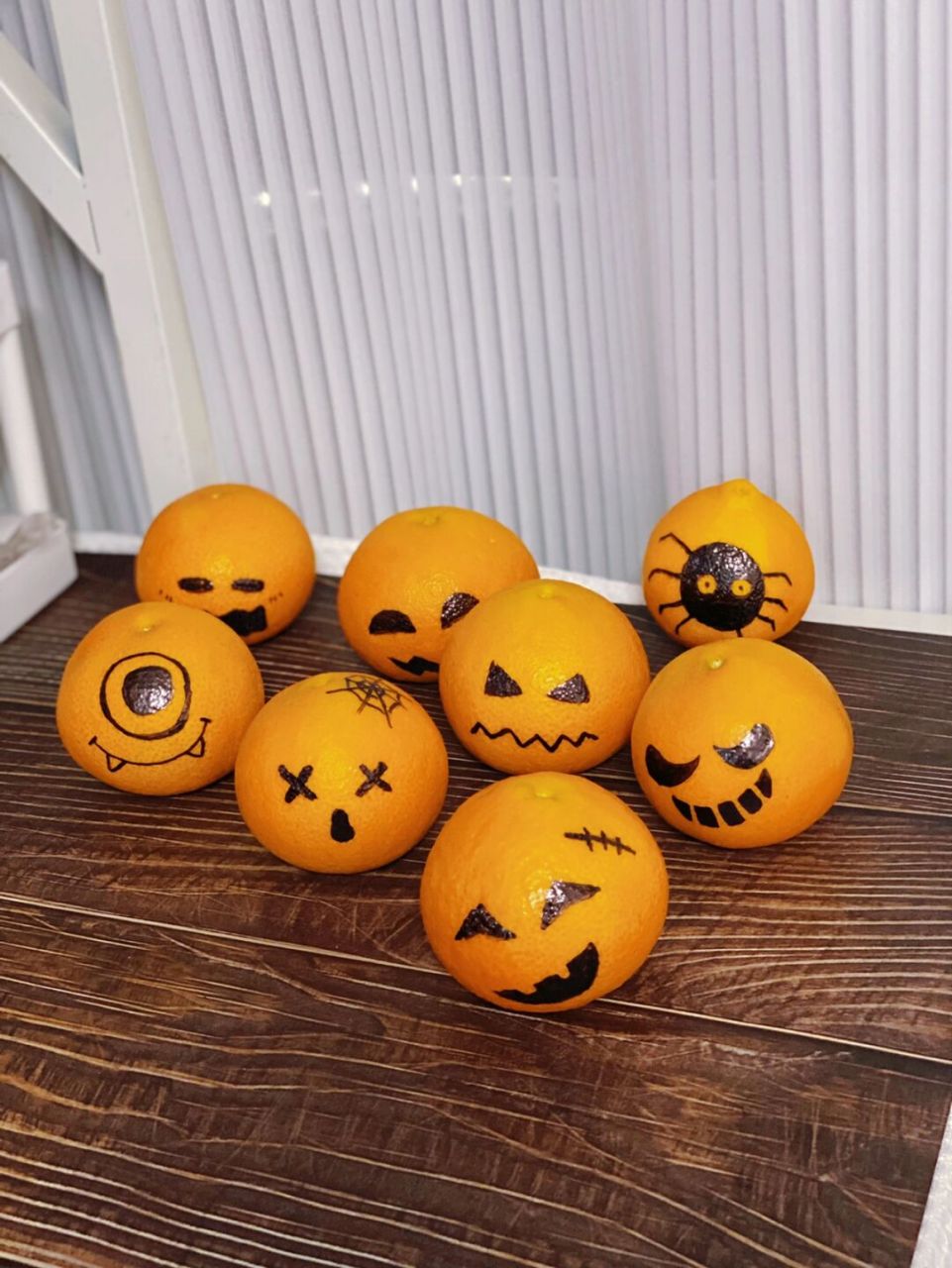 是不是很可爱,万圣节小小的仪式感,还可以画在橘子上,上面多个表情,快