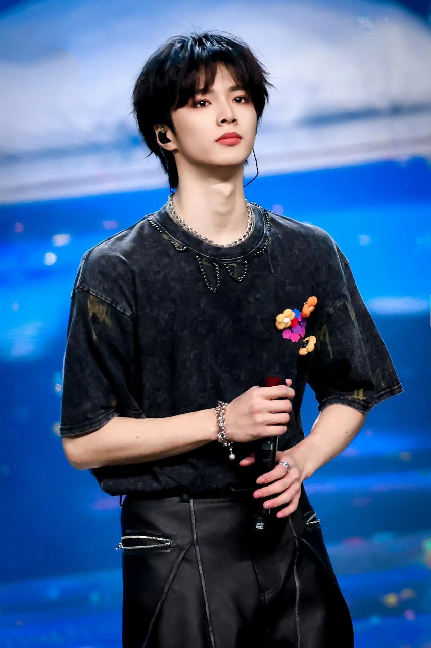 刘耀文演唱会神图 又元气满满又帅气逼人,好帅好帅啊啊啊