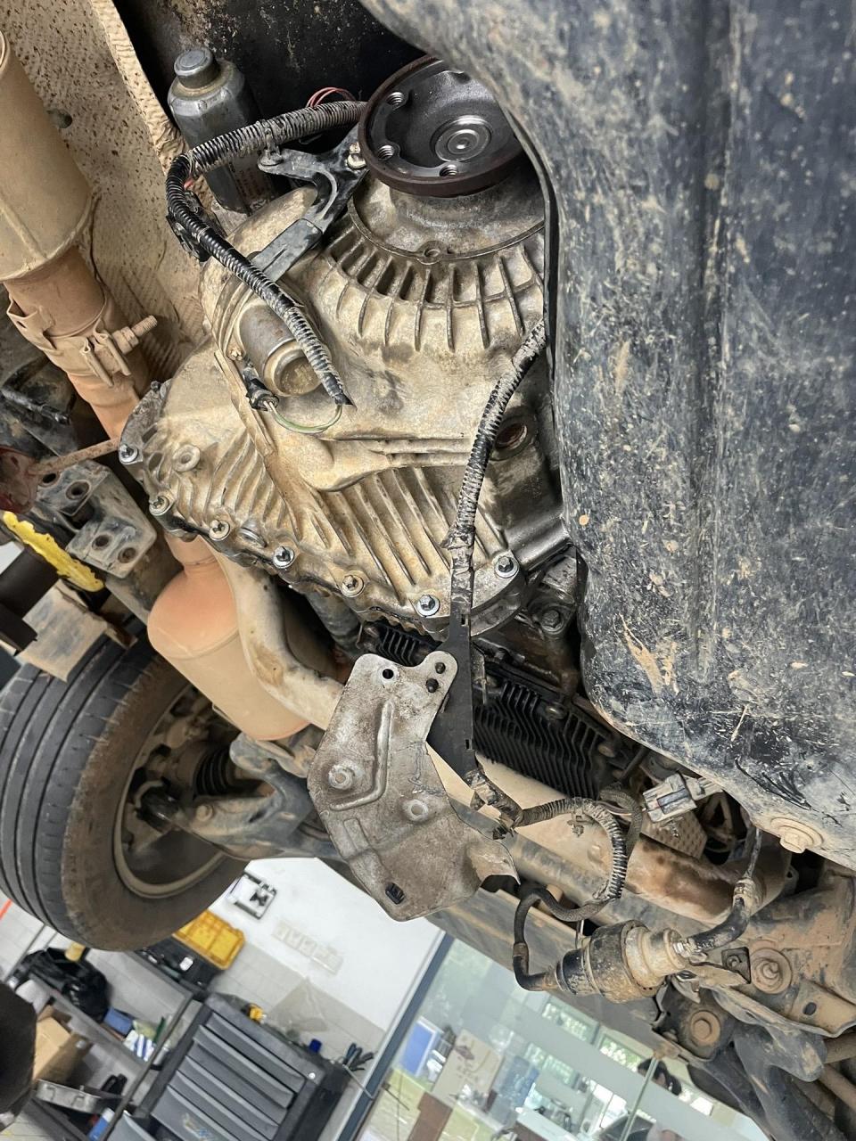 路虎发现4行驶过程中分动箱异响,我们选择维修更换轴承和油封的方案.