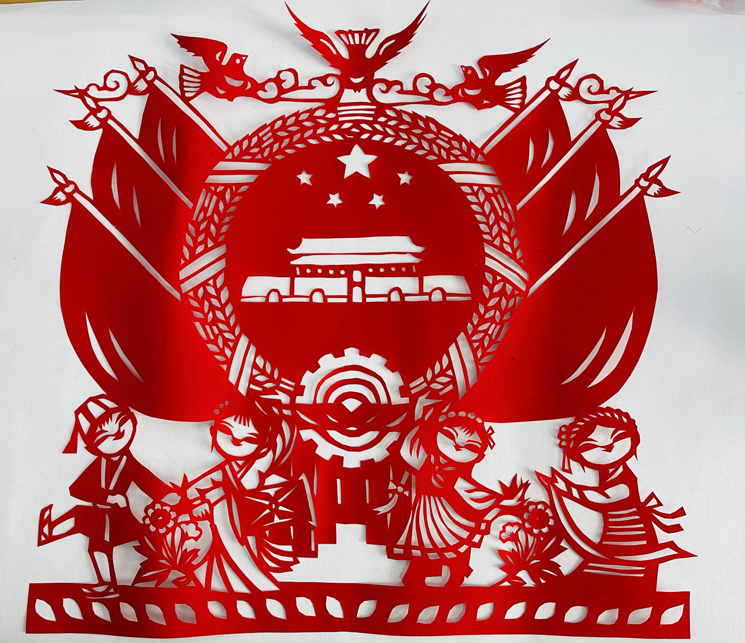 制作一幅爱国团结的剪纸作品