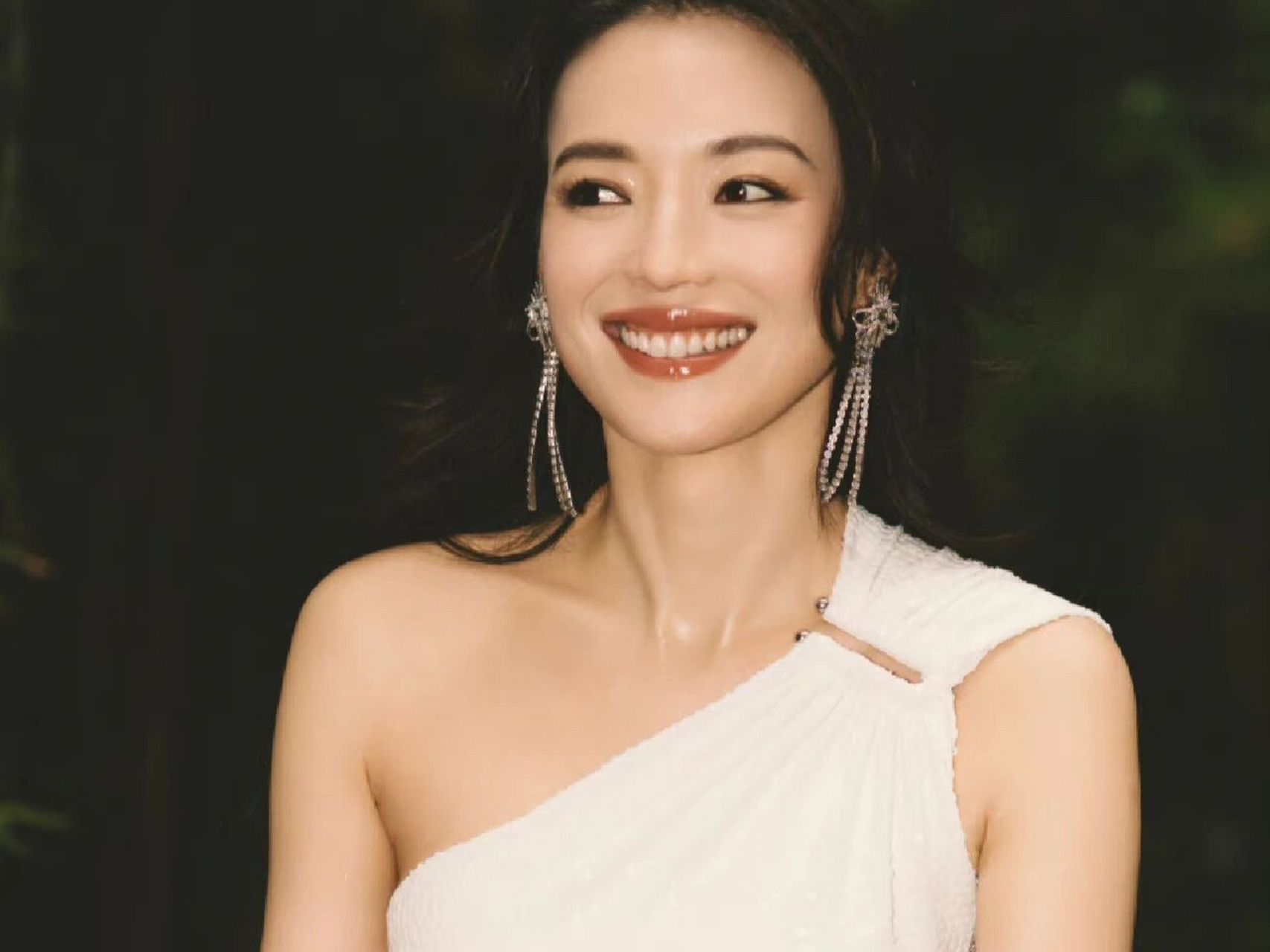 这次,为什么又是舒淇赢麻了 昨天放了一组活动照片,发现舒淇再次赢麻