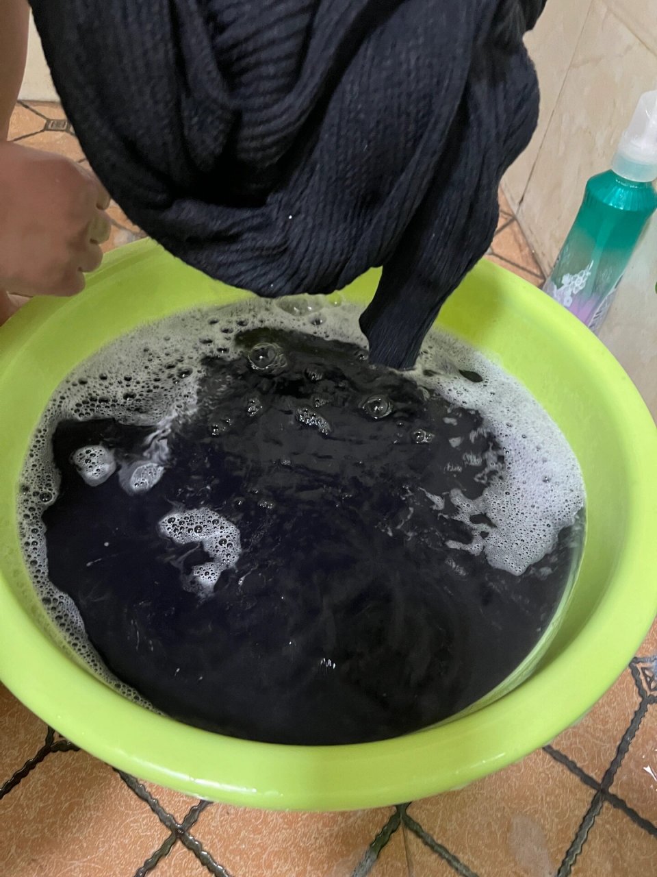 谁能告诉我黑色毛衣掉色这么严重怎么办!