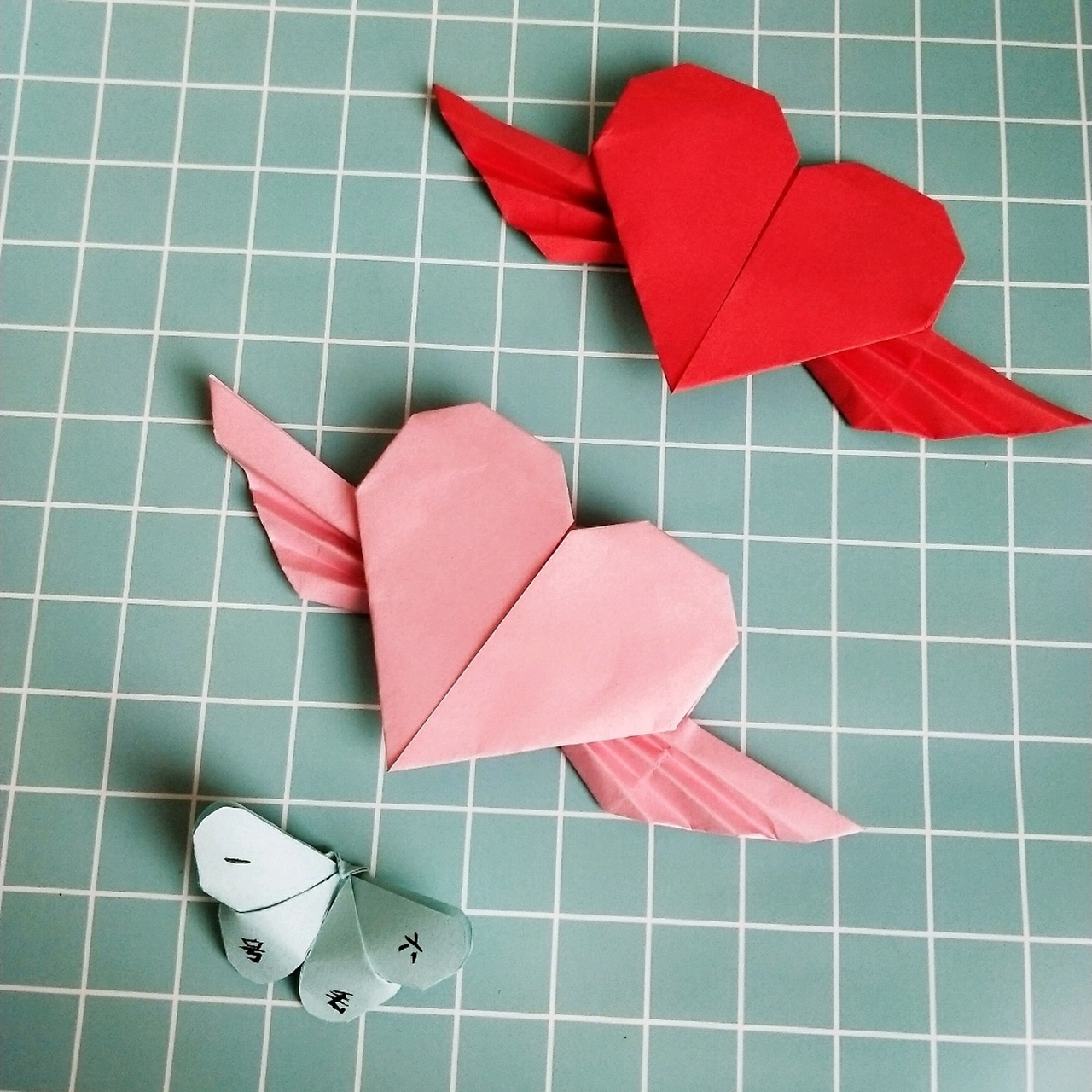 折纸手工  带翅膀的心  【教程2】下面把对角线反方向折,这样上面的