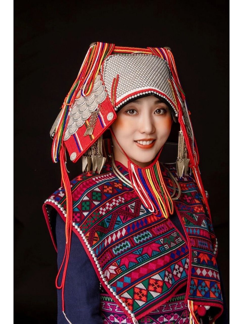 哈尼阿卡人 华丽的纯手工哈尼族阿卡支系头饰#少数民族# #56个民族