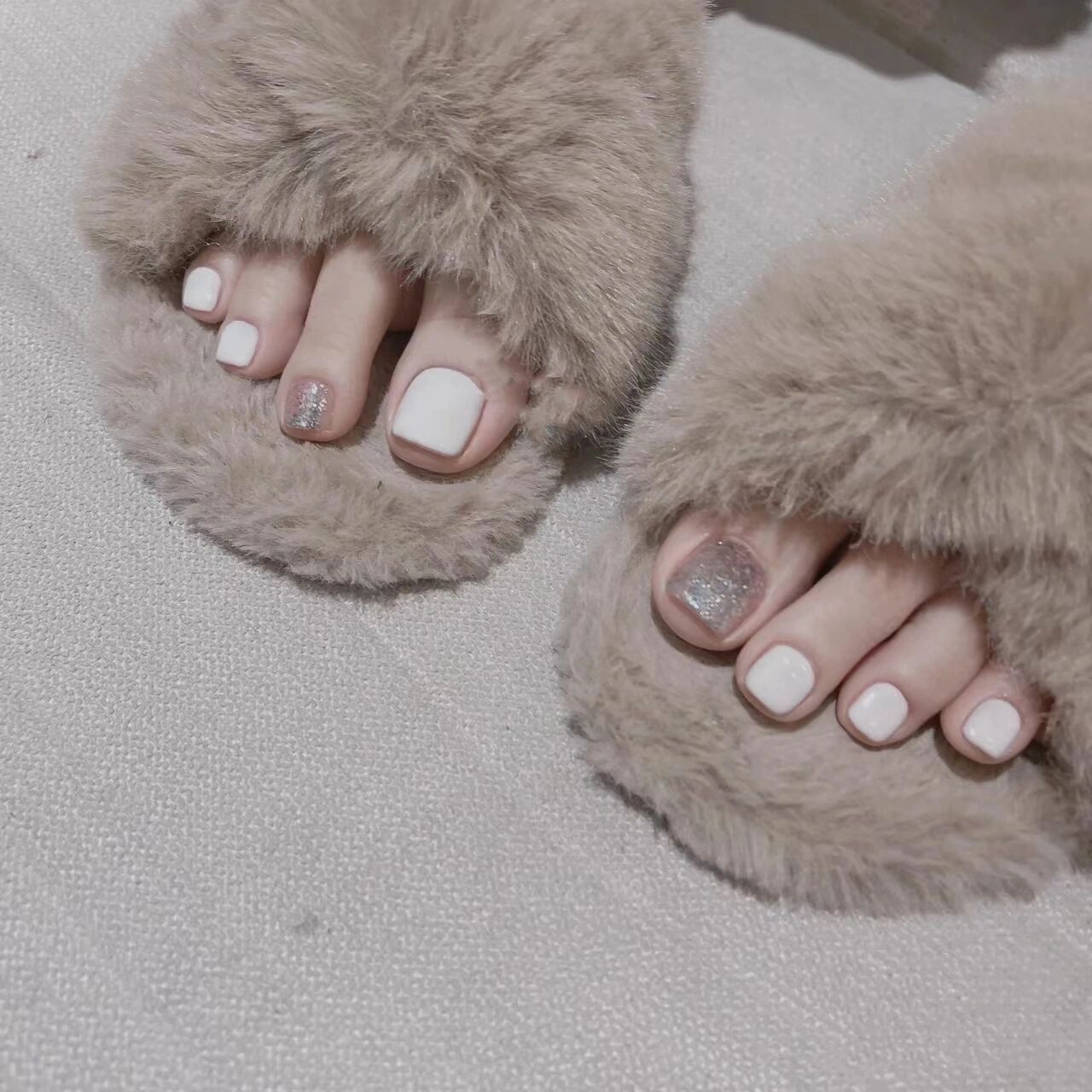 2023脚美甲分享|显白简单的纯色系 天气热了,脚美甲该安排起来了, 比