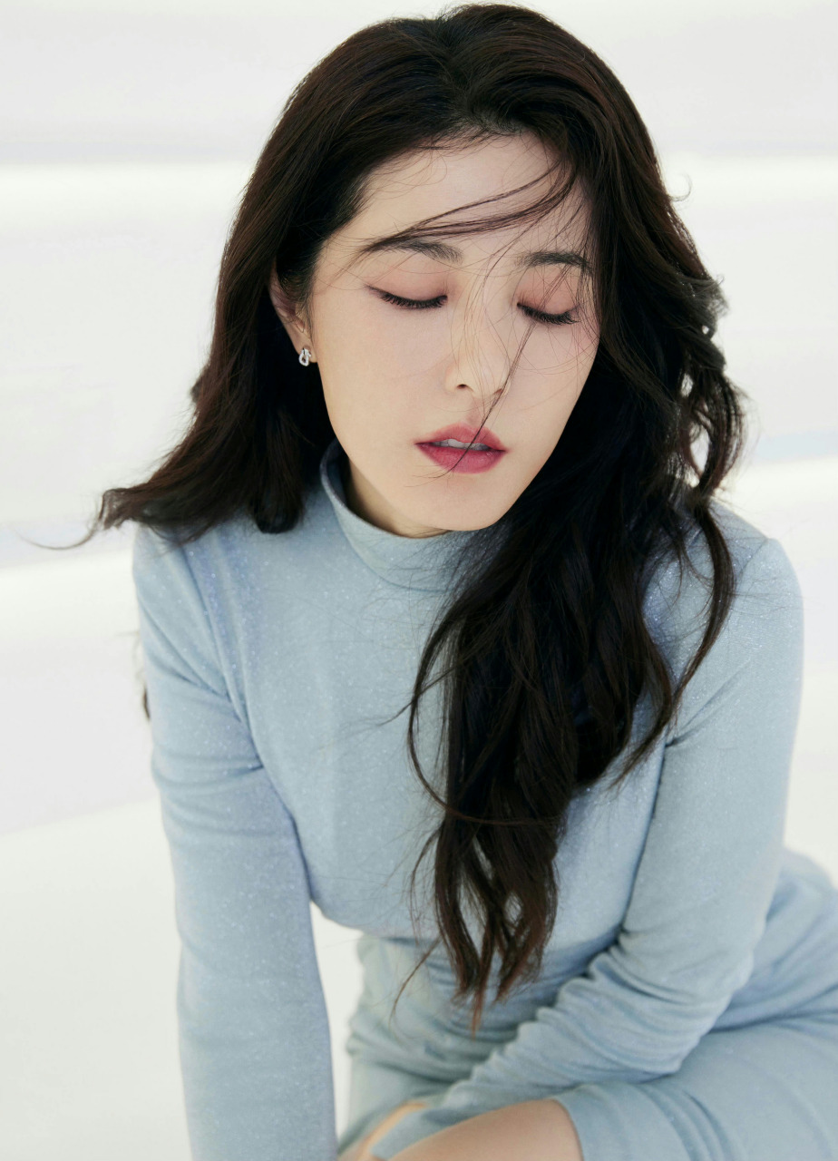 曾黎的一组写真大片,优雅明艳,气质满满 #盛夏光年# #微博影像年