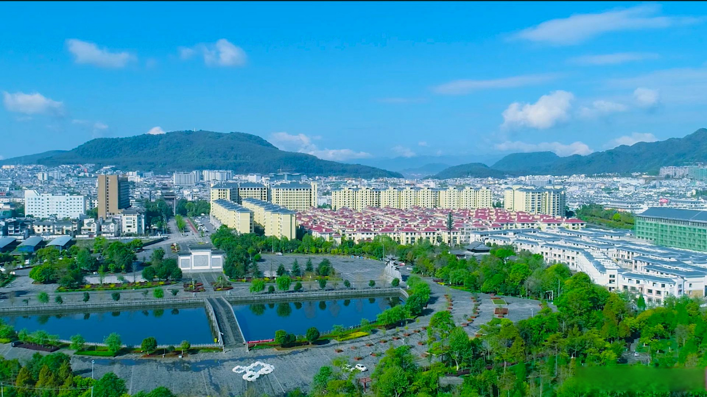 总要去趟腾冲吧# 【来腾冲,感受生活的美好】地处北纬25°,市区凭均