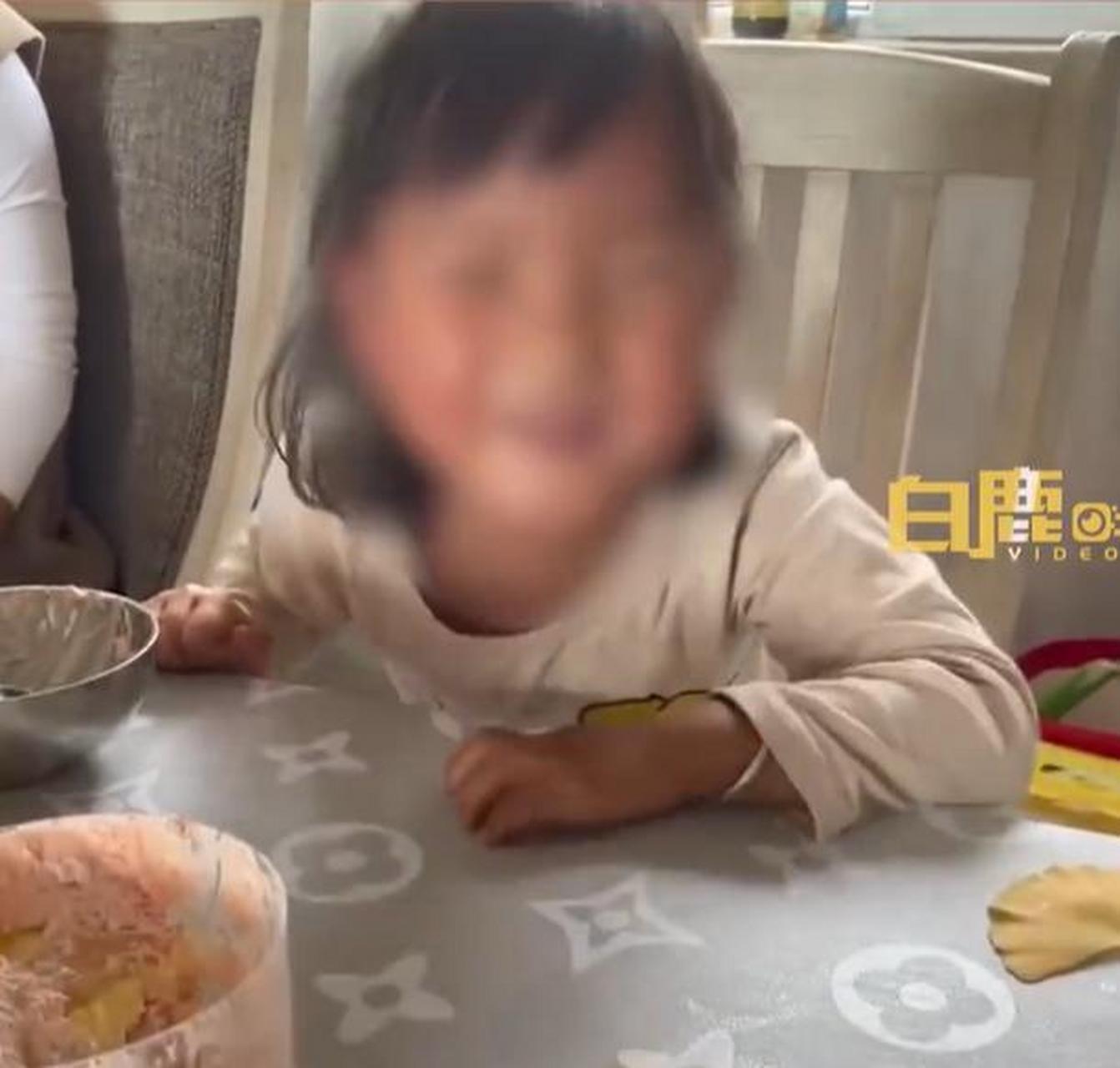 【3岁萌娃偷喝爸爸葡萄汁后耍起酒疯:后来才发现有百分之3的酒精度数