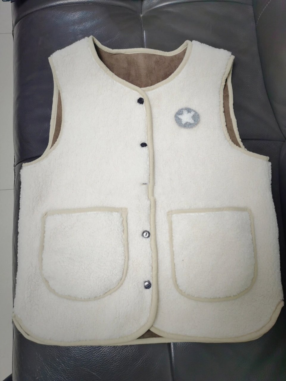 又做了一件儿童款羊羔绒马甲 皮毛一体 上次做马甲剩下的一块布,紧紧