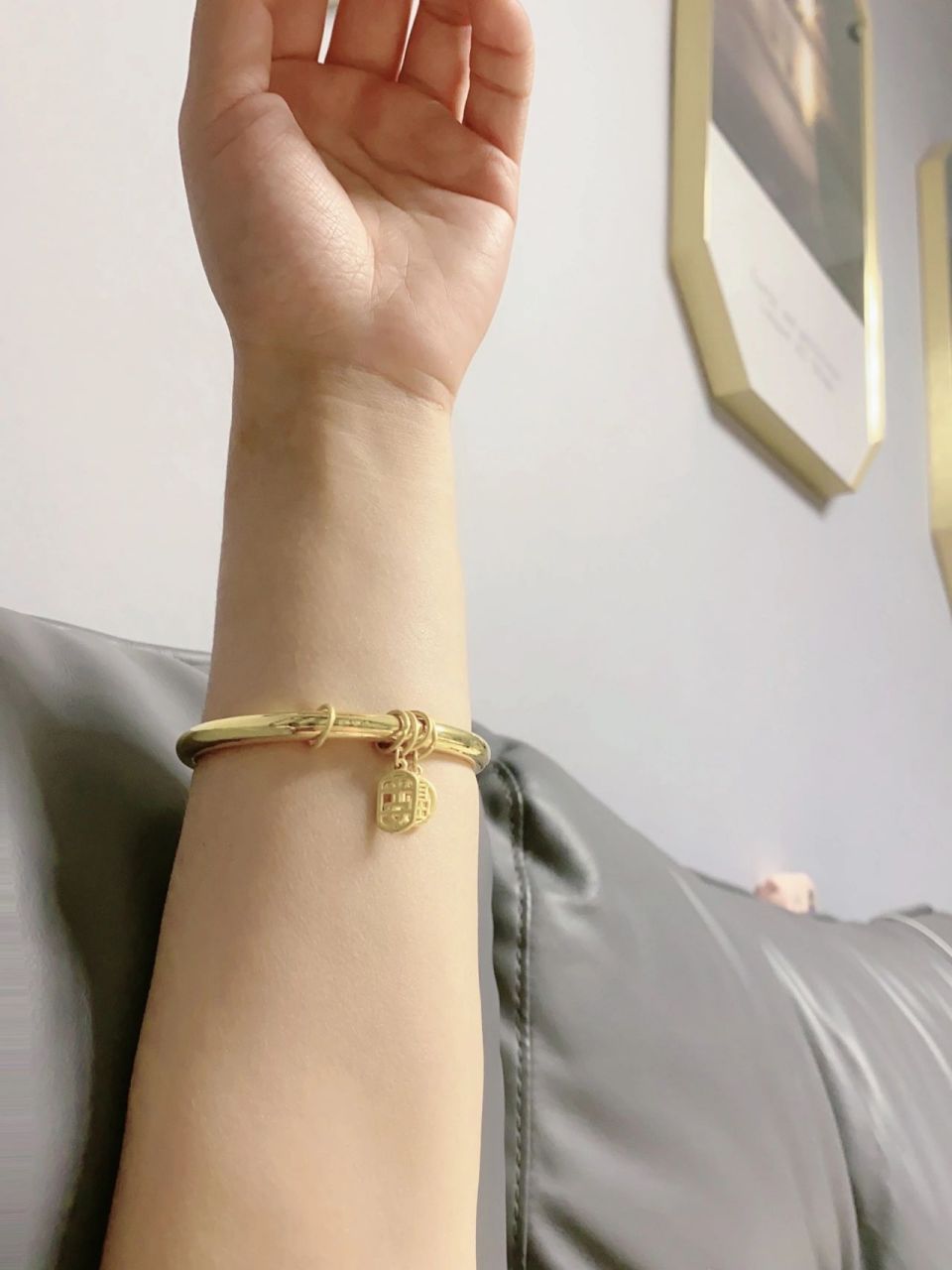 黄金手镯圈口买大还是买小 本来带玉镯56的可以,原来的黄金手镯是58的