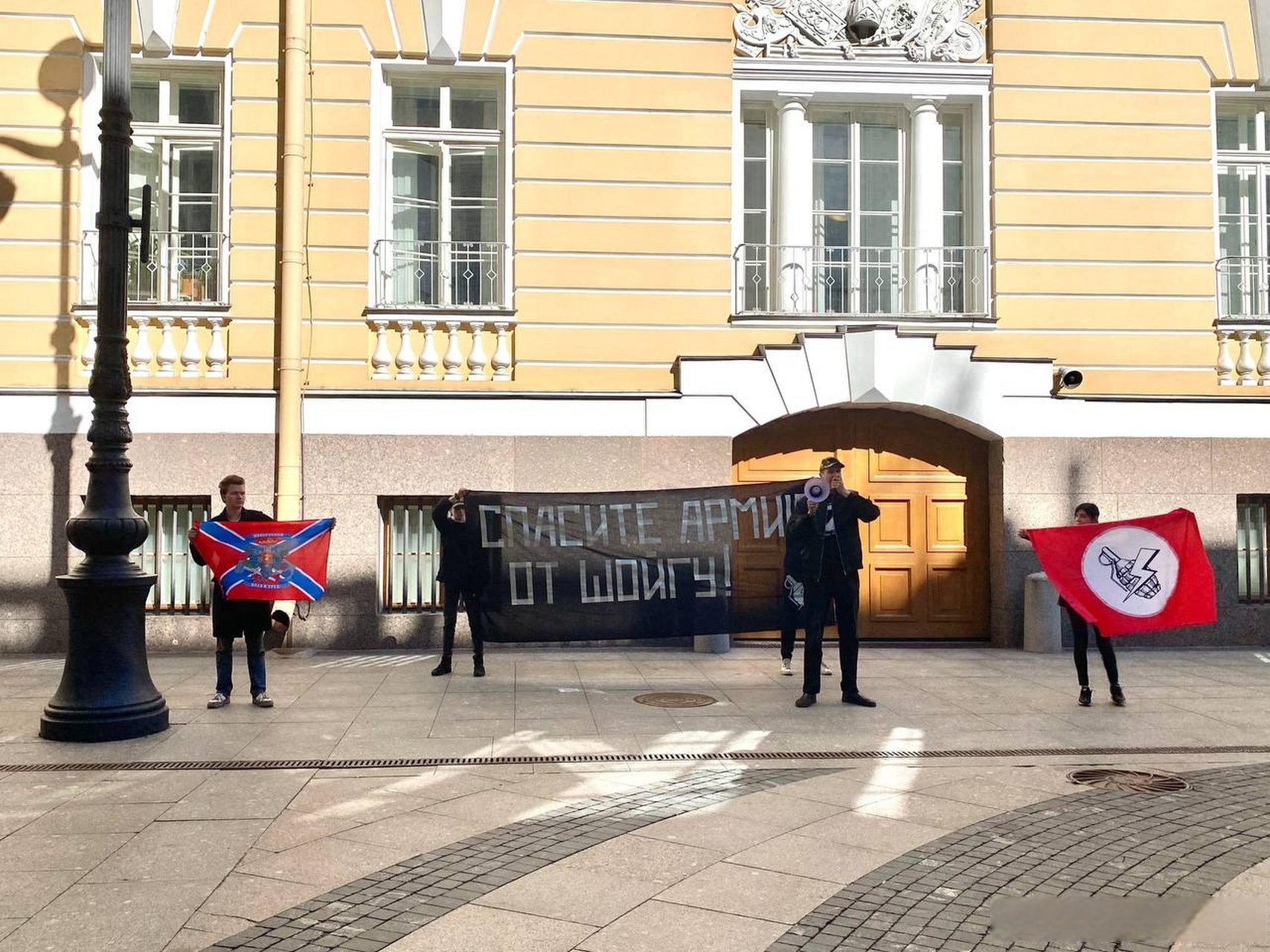 " - 圣彼得堡的民族布尔什维克党要求进行激进的军事改革.