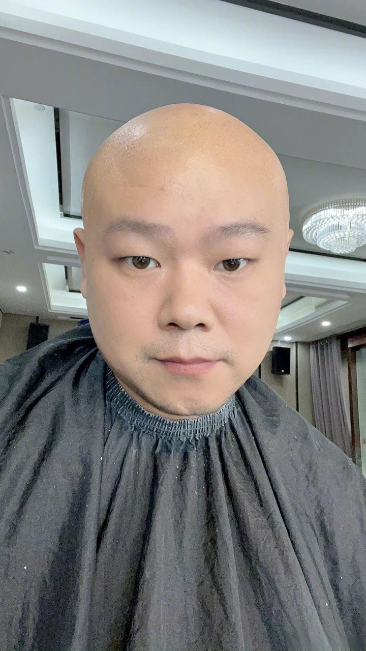 岳云鹏彻底剃了光头造型,磨皮还带头顶的吗
