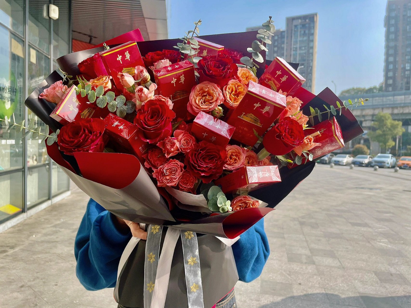 礼品花束中华香烟 宝贝女儿给爸爸送的生日花束 	 高原红玫瑰花束