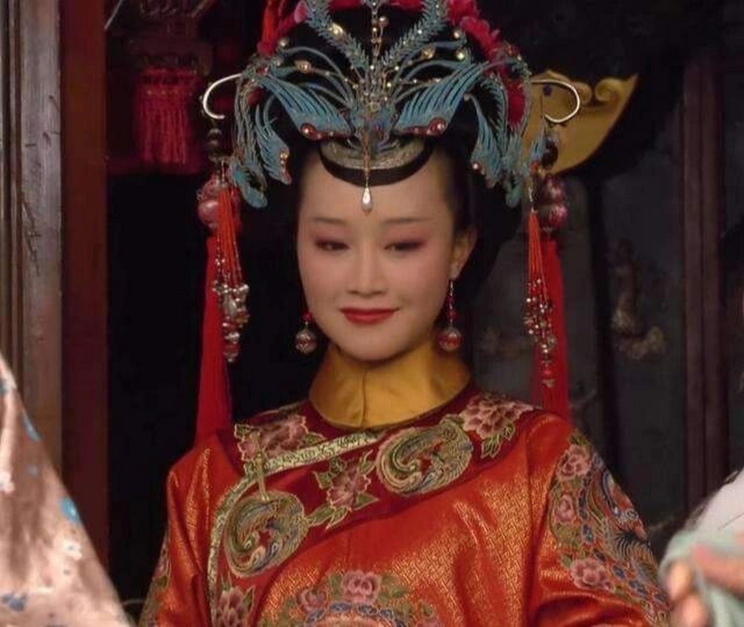 华妃头饰居然有三个人带过?
