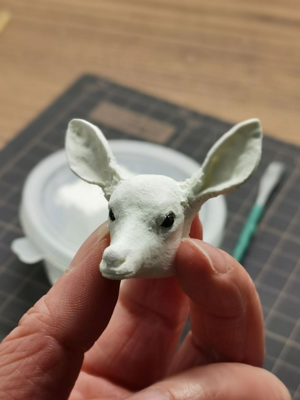 捏头小鹿 试了下石粉粘土. 比石塑粘土细腻,就是干得快.